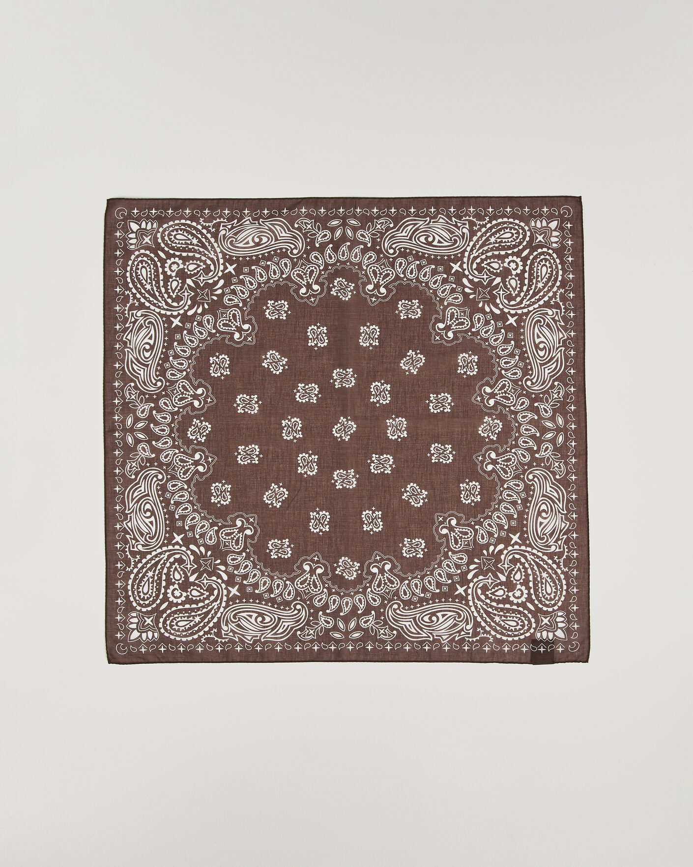 Hombres | Bufandas elegantes | Amanda Christensen | Cotton Voilé Paisley Bandana Dark Brown