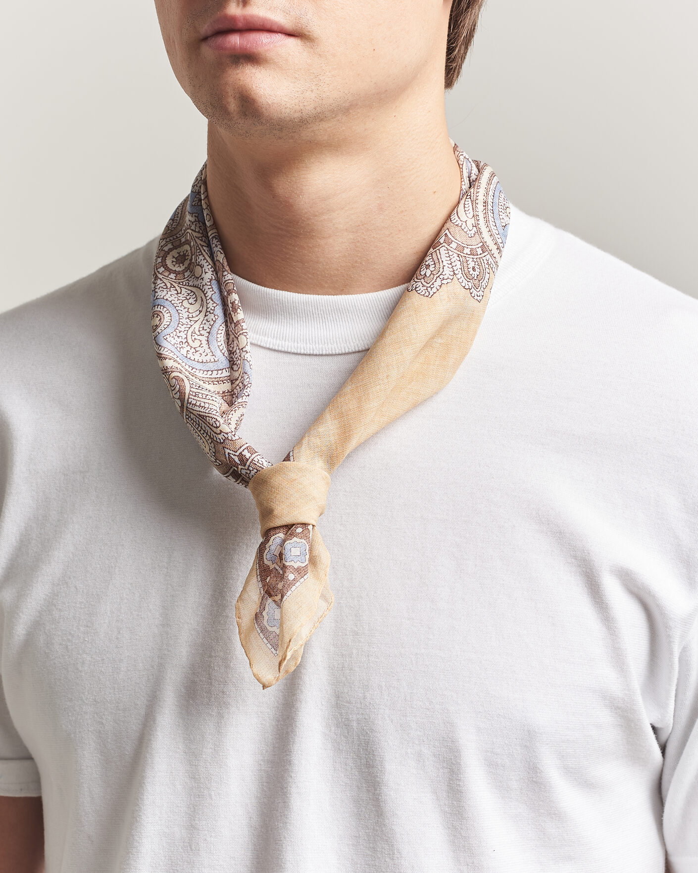 Hombres | Bufandas elegantes | Amanda Christensen | Cotton Voilé Large Paisley Bandana Yellow
