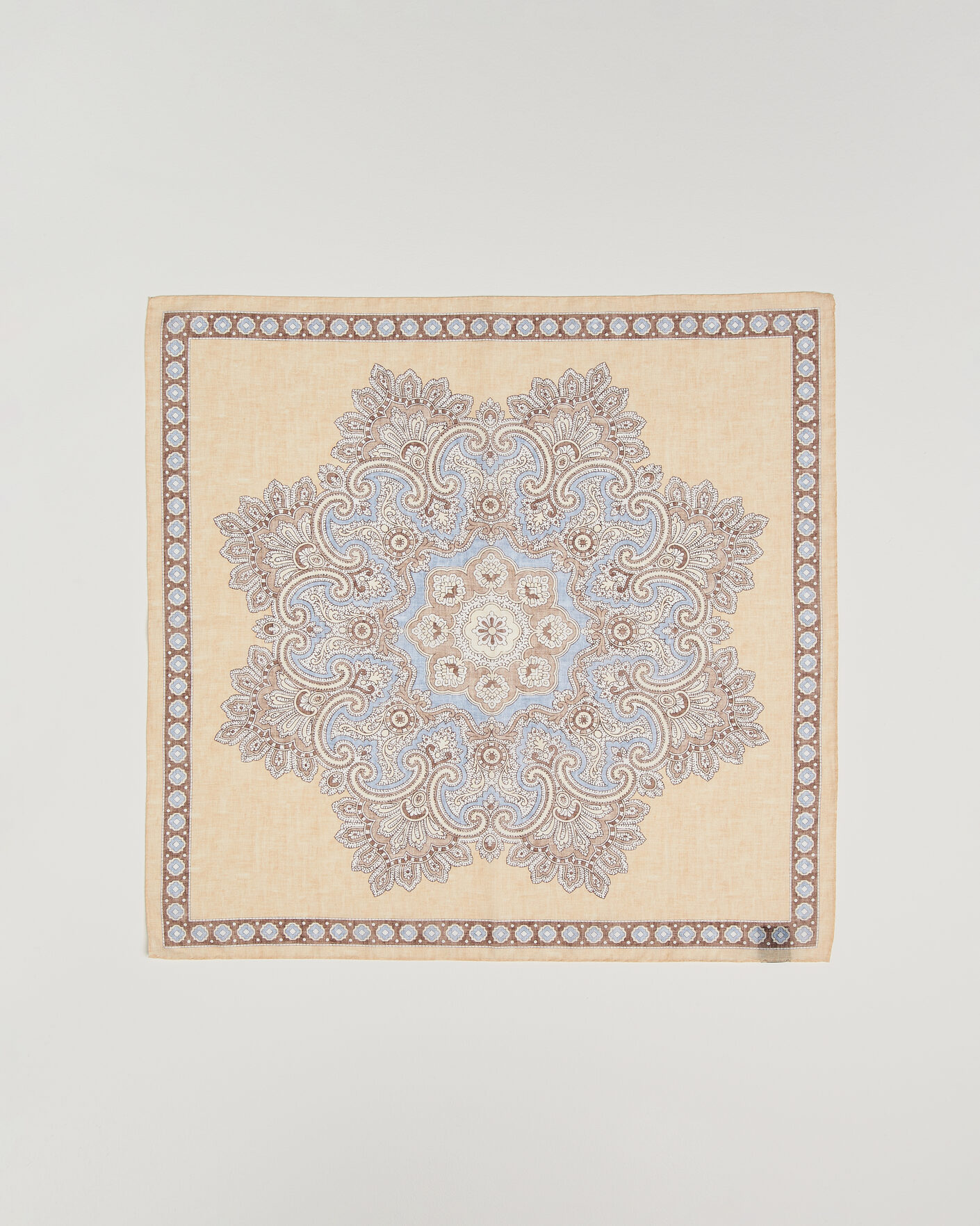 Hombres | Bufandas elegantes | Amanda Christensen | Cotton Voilé Large Paisley Bandana Yellow