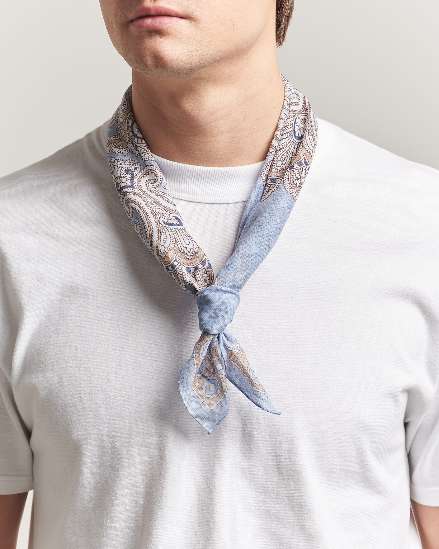 Hombres | Bufandas elegantes | Amanda Christensen | Cotton Voilé Large Paisley Bandana Blue