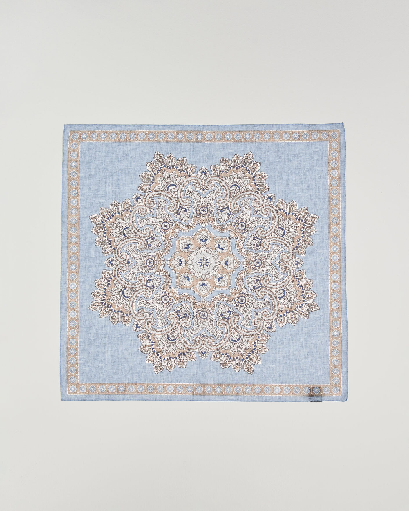 Hombres | Bufandas elegantes | Amanda Christensen | Cotton Voilé Large Paisley Bandana Blue