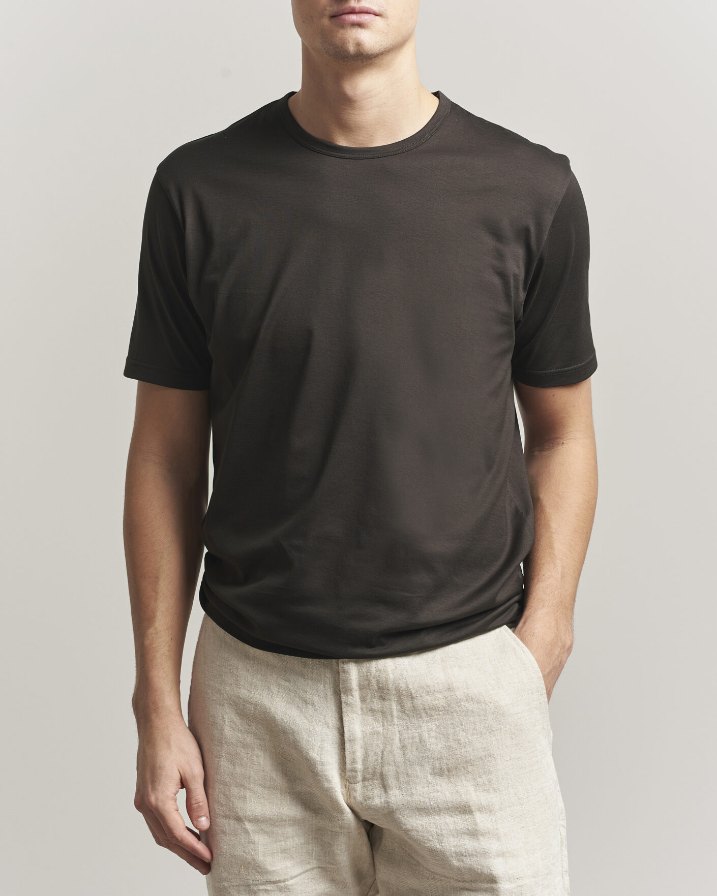 Hombres | Camisetas | Sunspel | Crew Neck Q82 Cotton T-Shirt Dark Chocolate