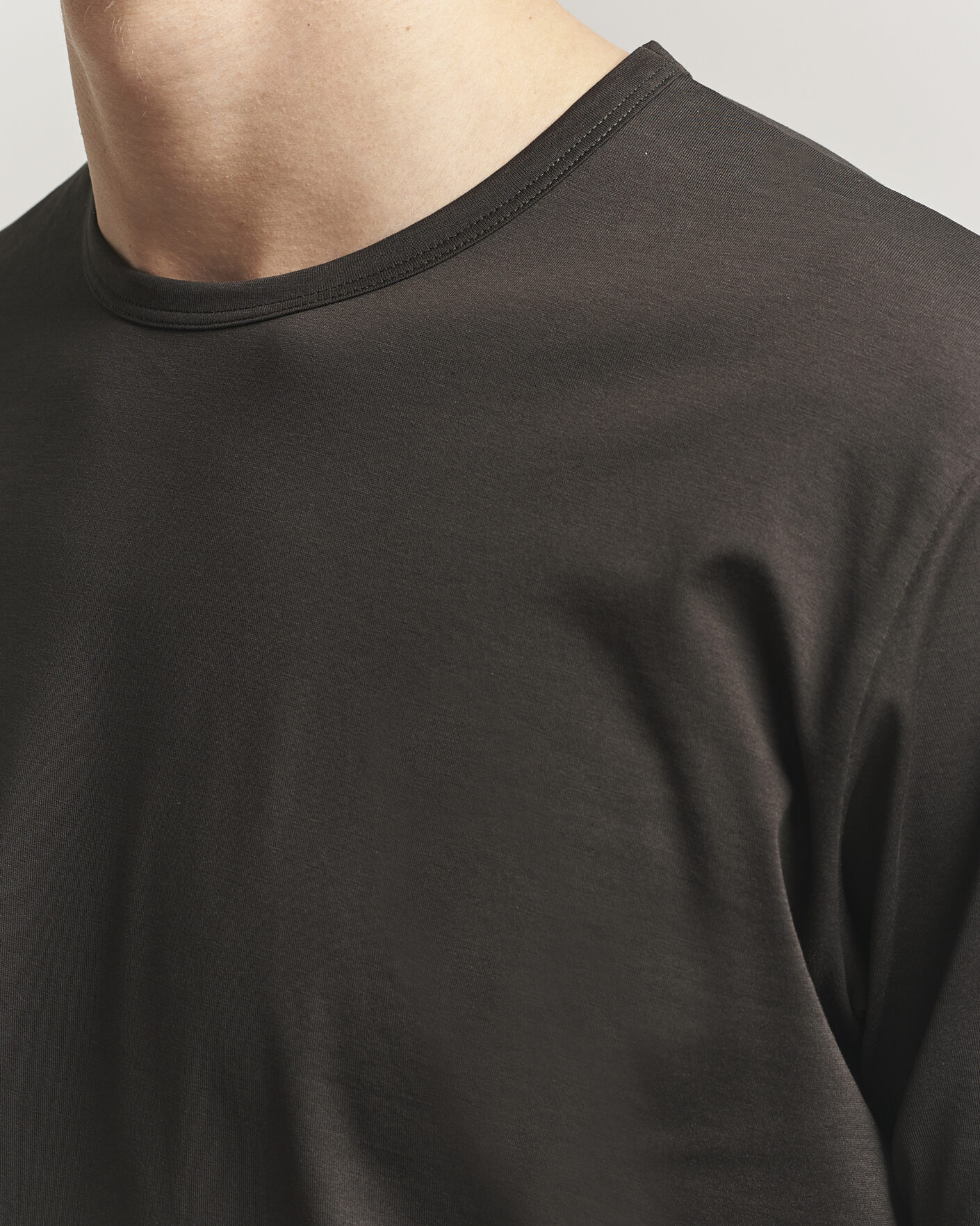 Hombres | Camisetas | Sunspel | Crew Neck Q82 Cotton T-Shirt Dark Chocolate