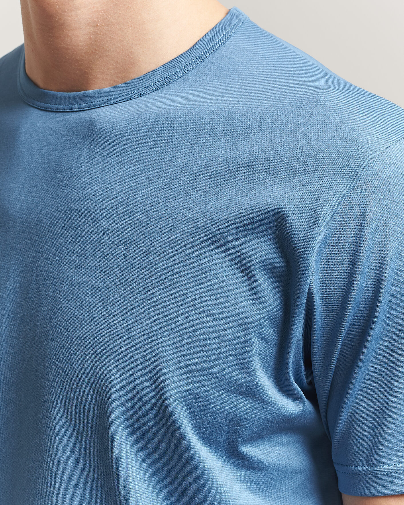 Hombres | Camisetas | Sunspel | Crew Neck Q82 Cotton T-Shirt Air Force Blue