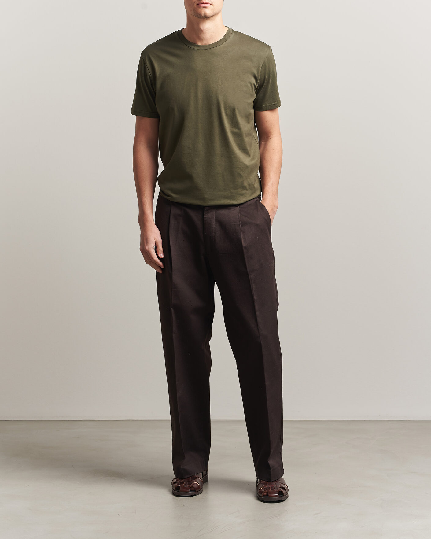 Hombres | Camisetas | Sunspel | Riviera Midweight T-Shirt Deep Olive