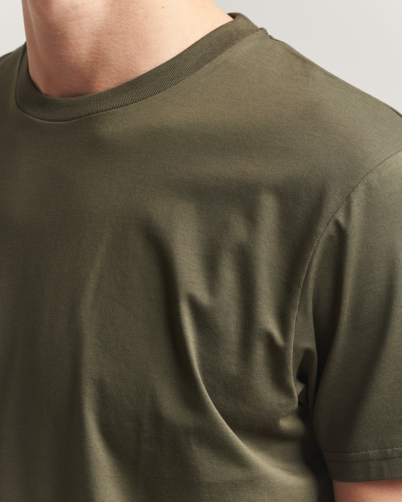 Hombres | Camisetas | Sunspel | Riviera Midweight T-Shirt Deep Olive