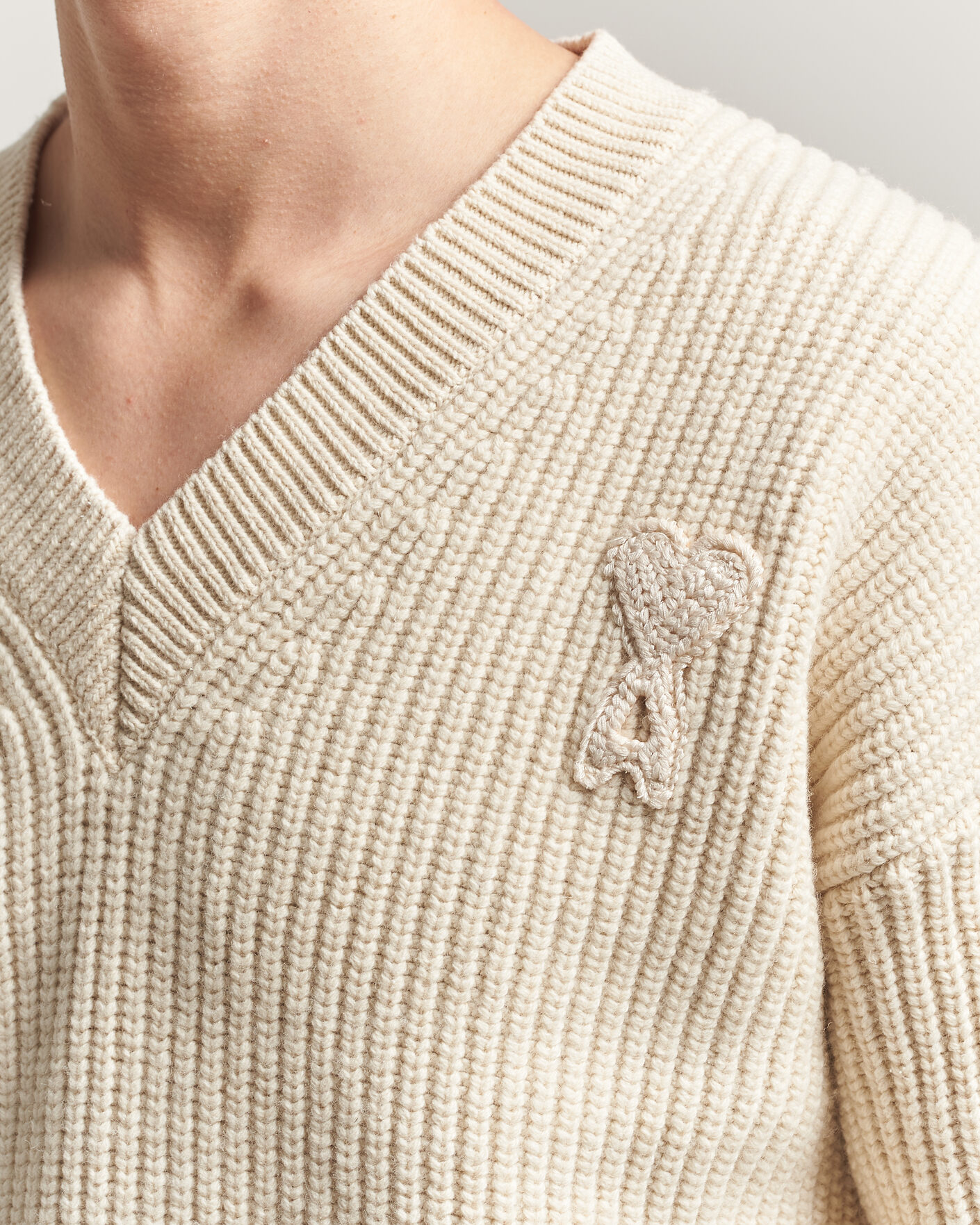 Hombres | Jerséis y prendas de punto | AMI | Wool/Cotton Ribbed V-Neck Creme