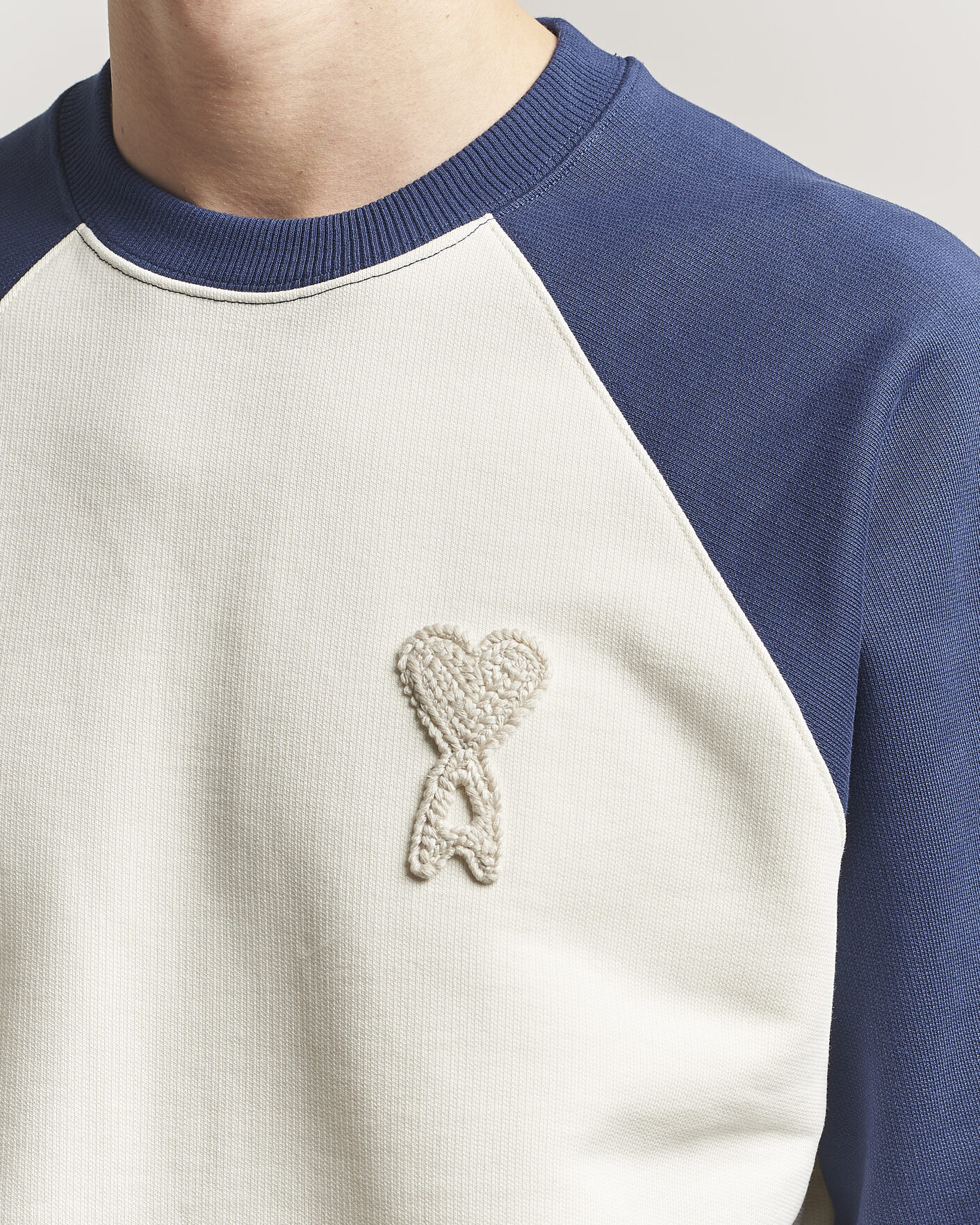 Hombres | Jerséis y prendas de punto | AMI | Knitted Heart Logo Sweatshirt Creme/Navy