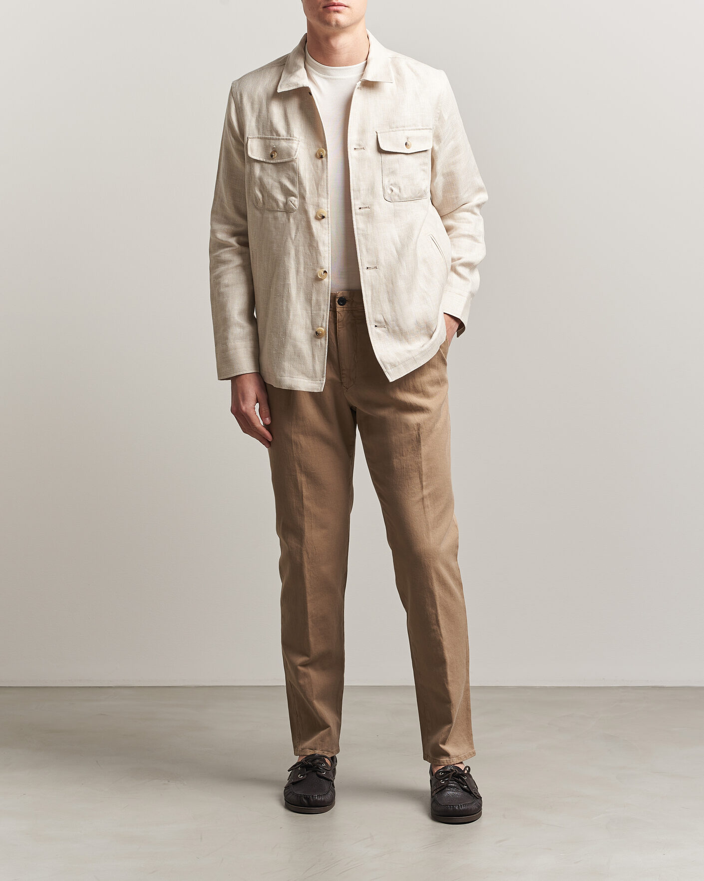 Hombres | Pantalones | Incotex | Tapered Fit Pleated Linen Slacks Brown