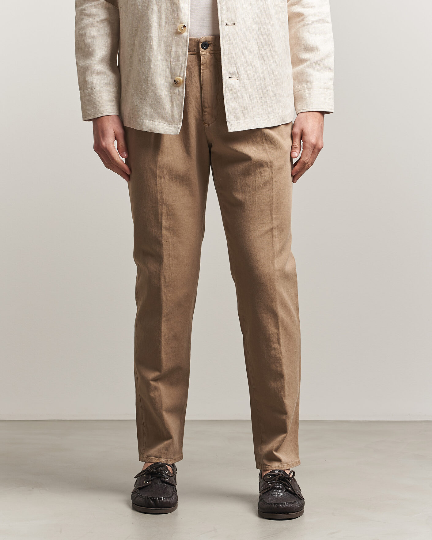 Hombres | Pantalones | Incotex | Tapered Fit Pleated Linen Slacks Brown