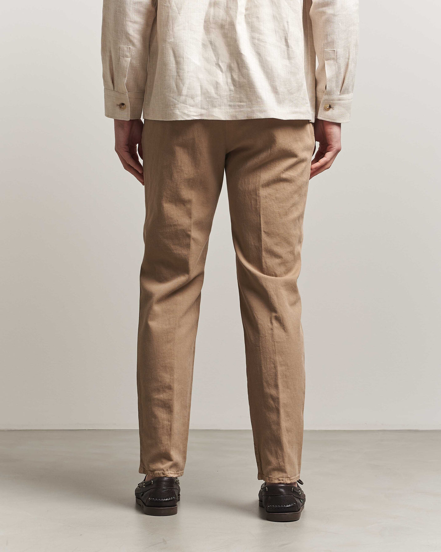 Hombres | Pantalones | Incotex | Tapered Fit Pleated Linen Slacks Brown