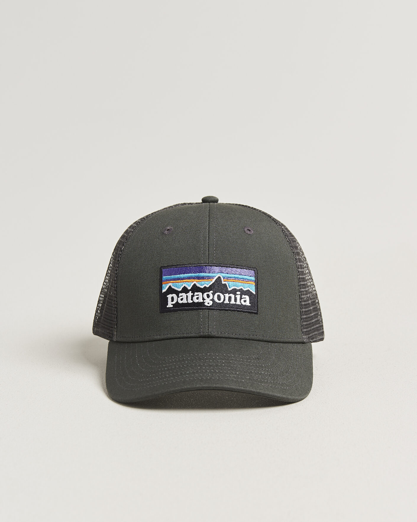 Hombres | Sombreros y gorras | Patagonia | P-6 Logo LoPro Trucker Hat Forge Grey