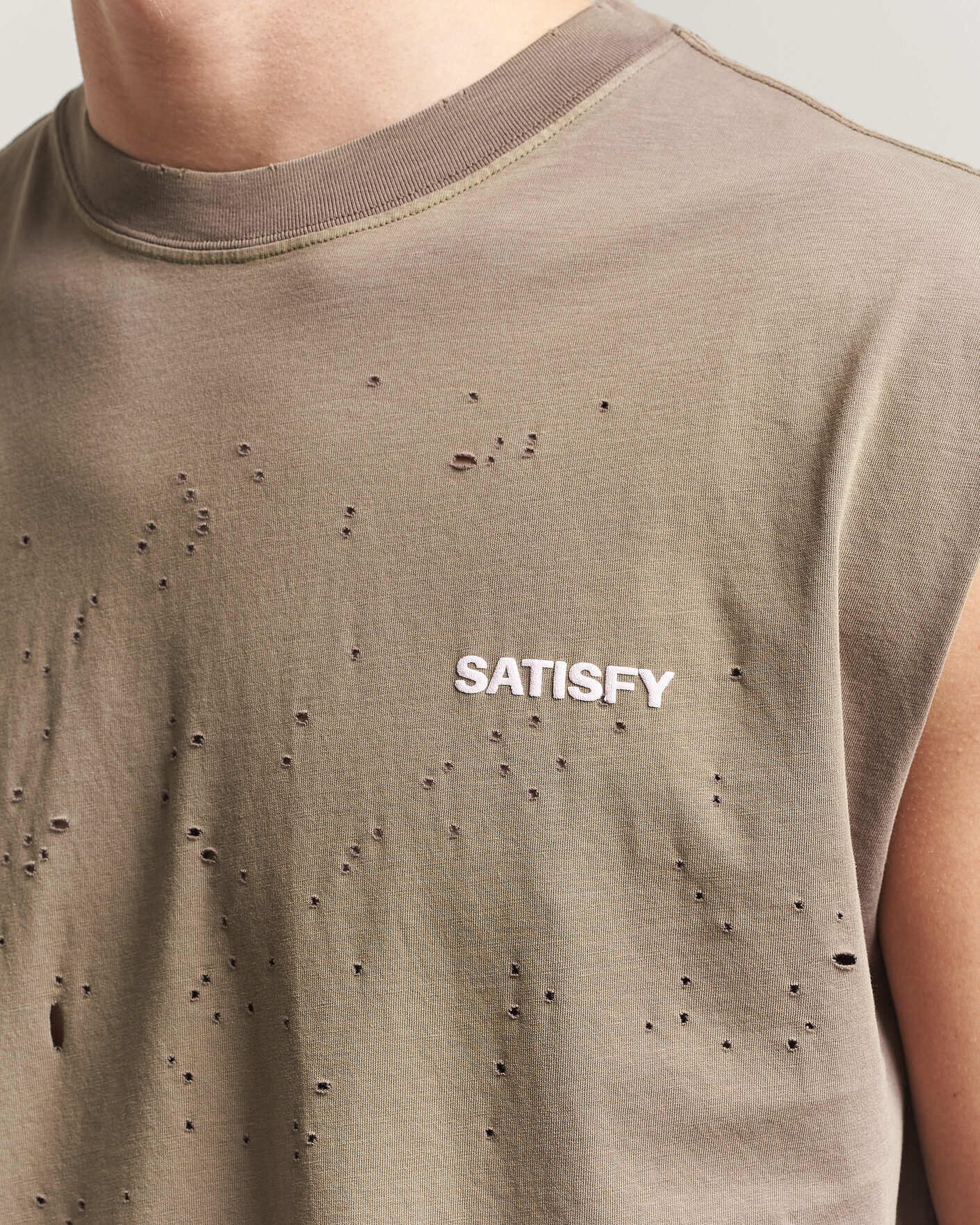 Hombres | Camisetas | Satisfy | MothTech Muscle Tee Sun Bleached Falcon