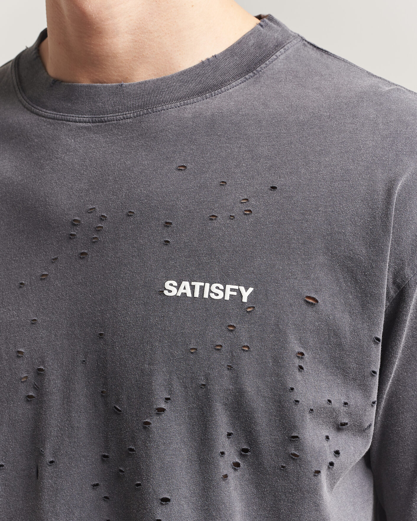 Hombres | Camisetas | Satisfy | MothTech Small Logo T-Shirt Aged Black