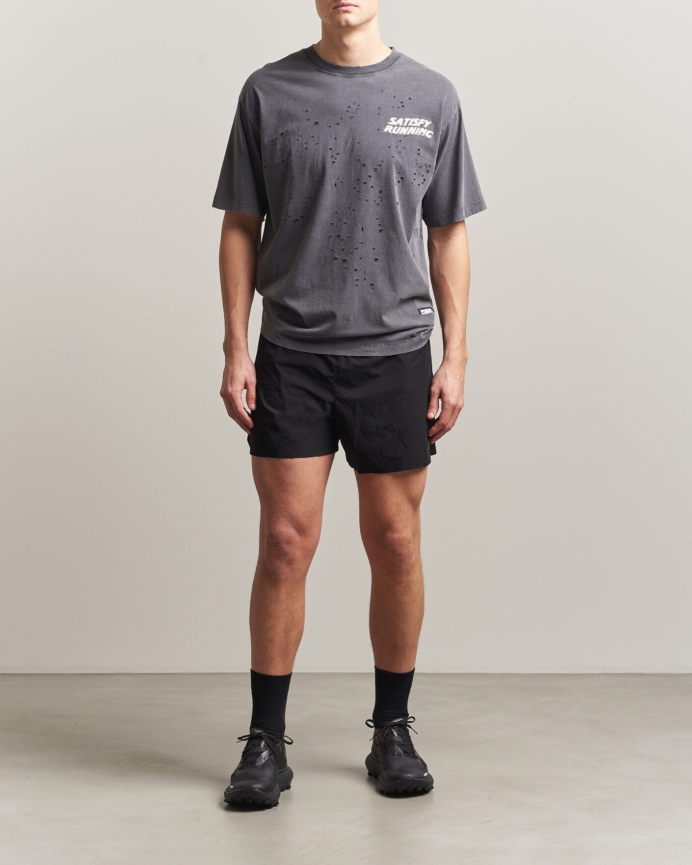 Hombres | Camisetas | Satisfy | MothTech Small Logo T-Shirt Aged Black