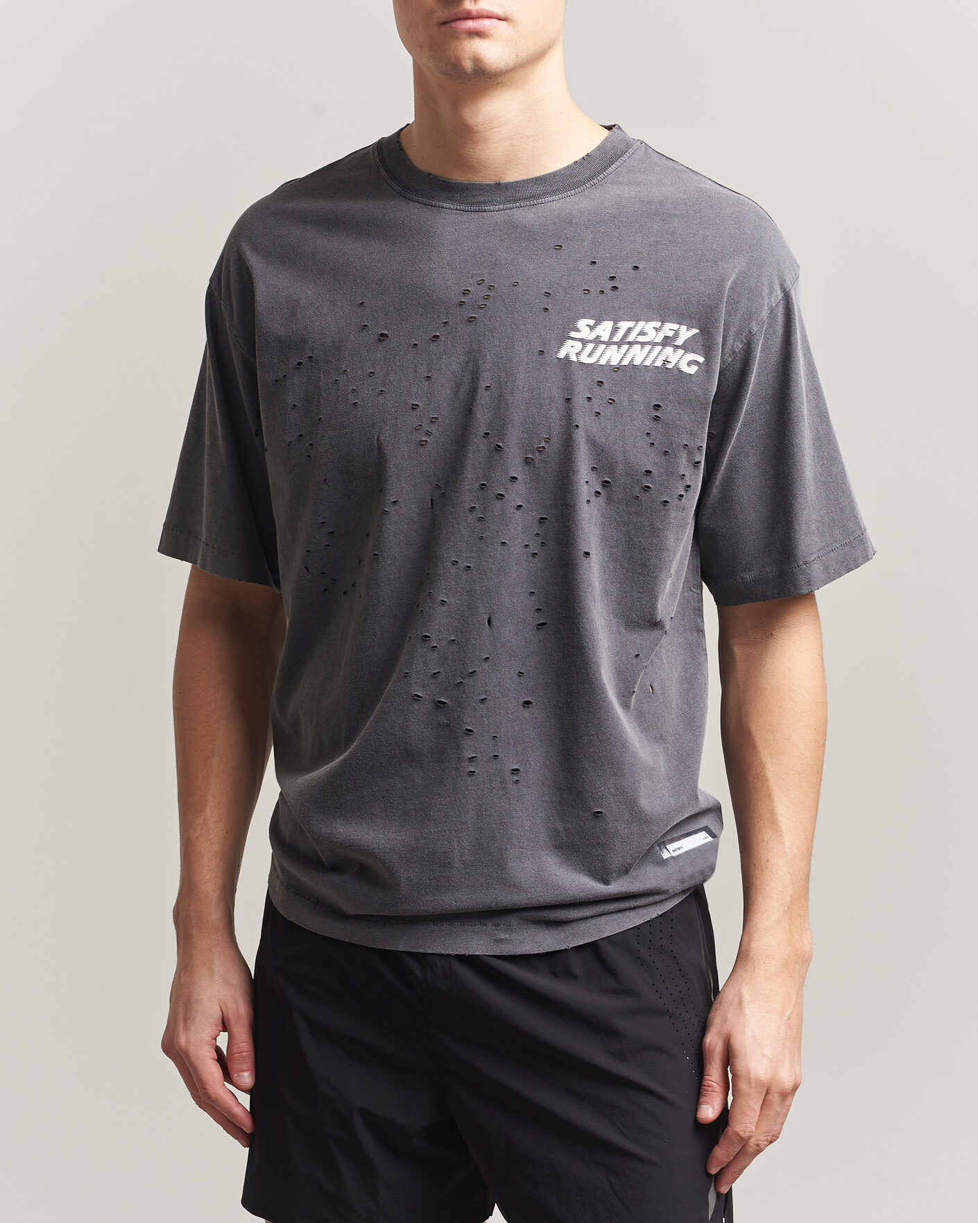 Hombres | Camisetas | Satisfy | MothTech Small Logo T-Shirt Aged Black