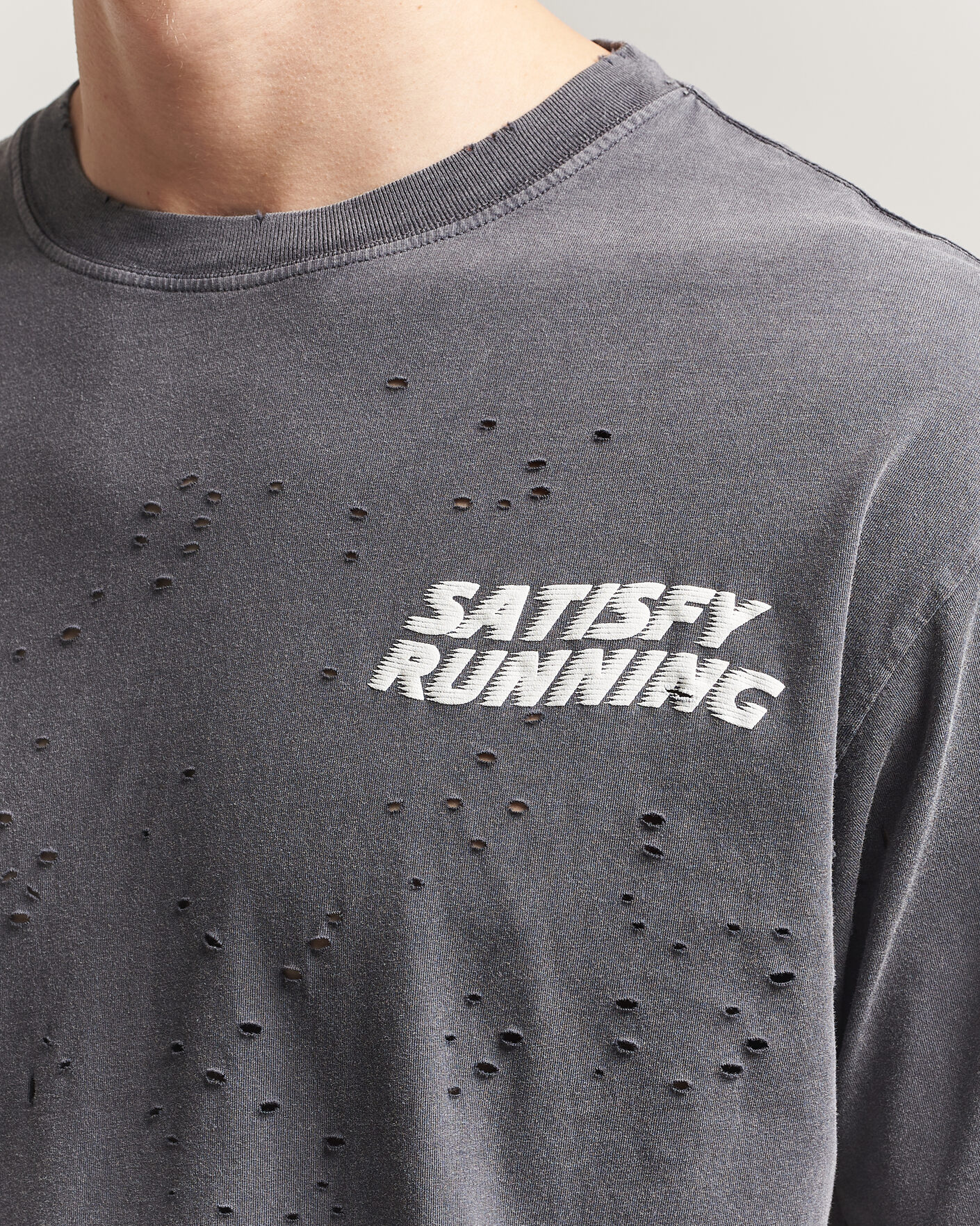 Hombres | Camisetas | Satisfy | MothTech Small Logo T-Shirt Aged Black