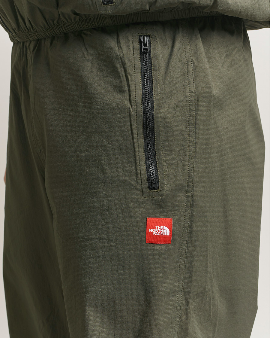 Hombres | Pantalones | The North Face | Red Box Packable Wind Pants New Taupe Green