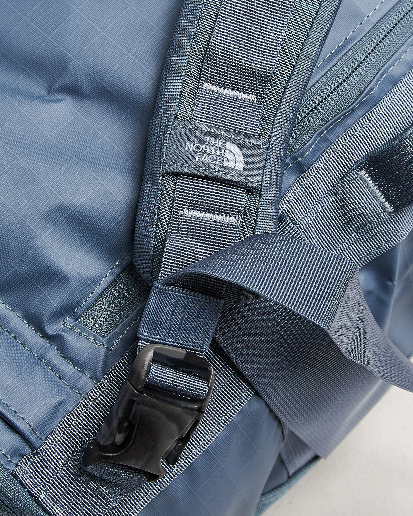 Hombres | Bolsos | The North Face | Base Camp Voyager Duffel 42 Granite Grey