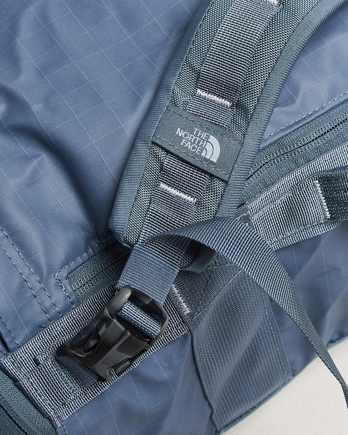 Hombres | Bolsos | The North Face | Base Camp Voyager Duffel 32 Granite Grey