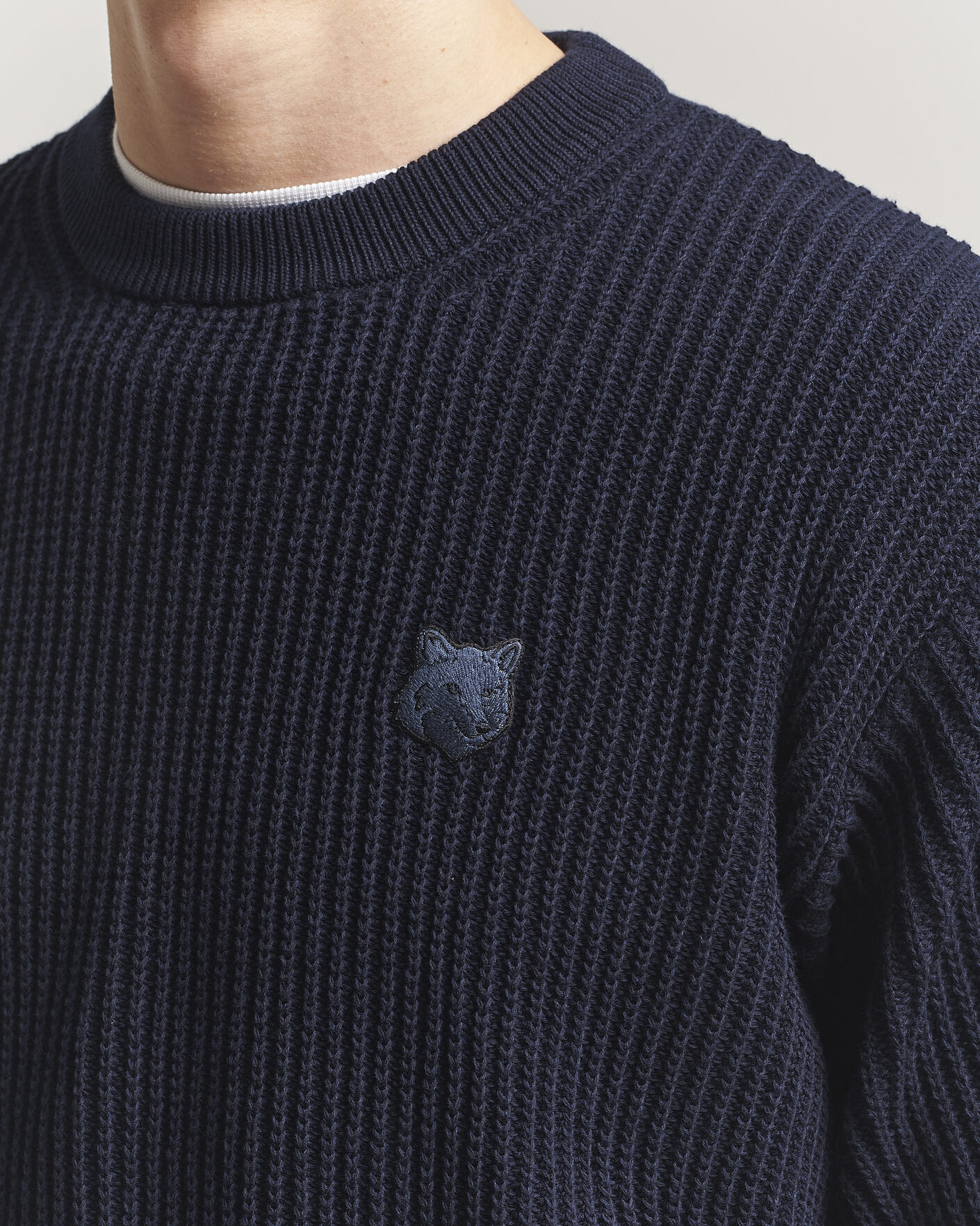 Hombres | Jerséis y prendas de punto | Maison Kitsuné | Tonal Fox Head Rib Knitted Sweater Navy