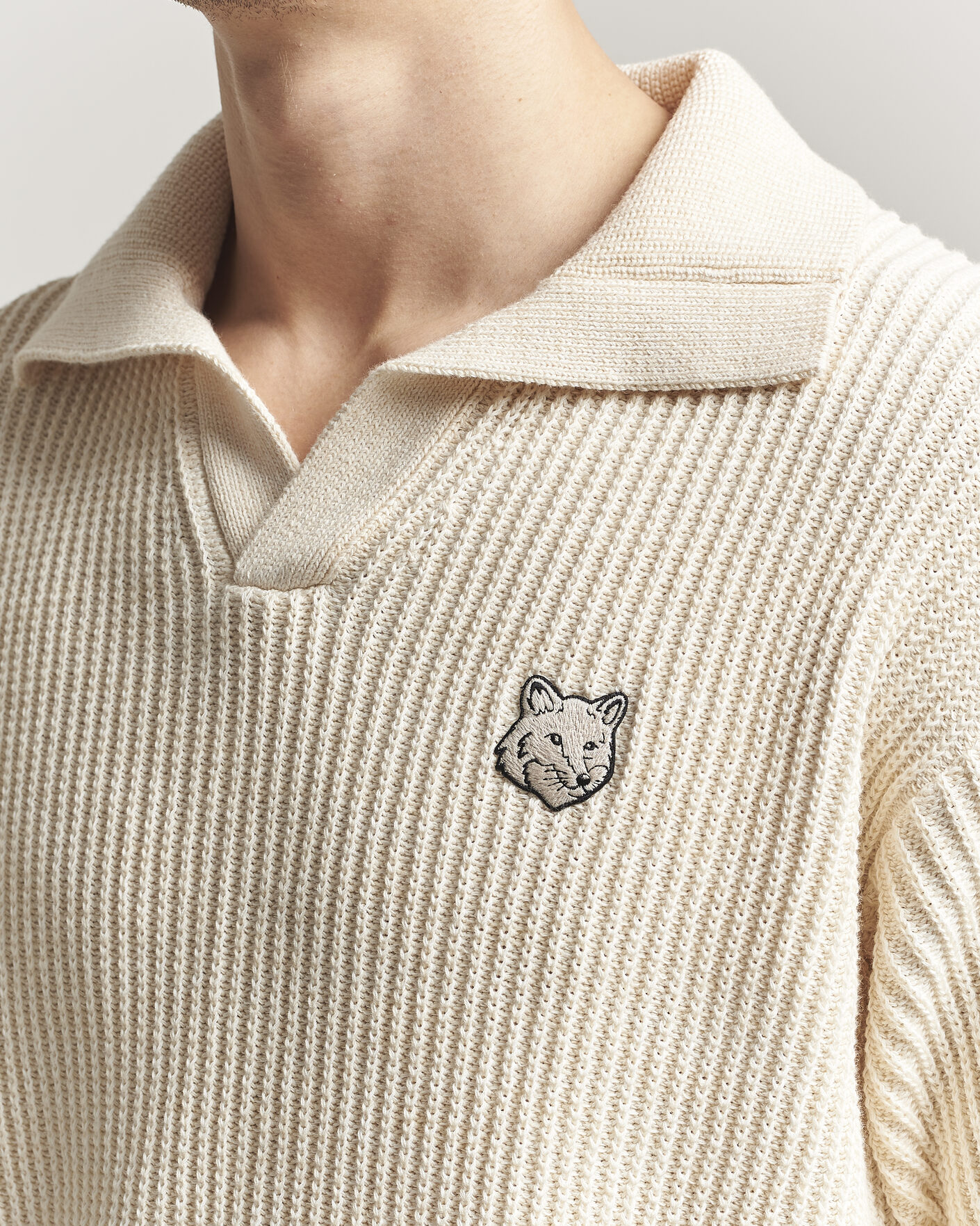 Hombres | Polos | Maison Kitsuné | Tonal Fox Head Rib Knitted Polo Sandshell