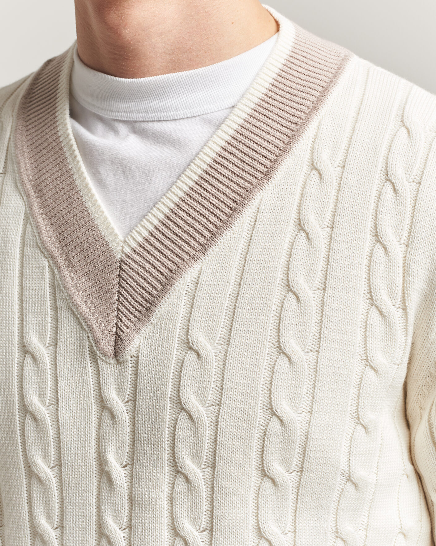 Hombres | Jerséis y prendas de punto | Morgano | Cable Knitted Cotton V-Neck White/Beige