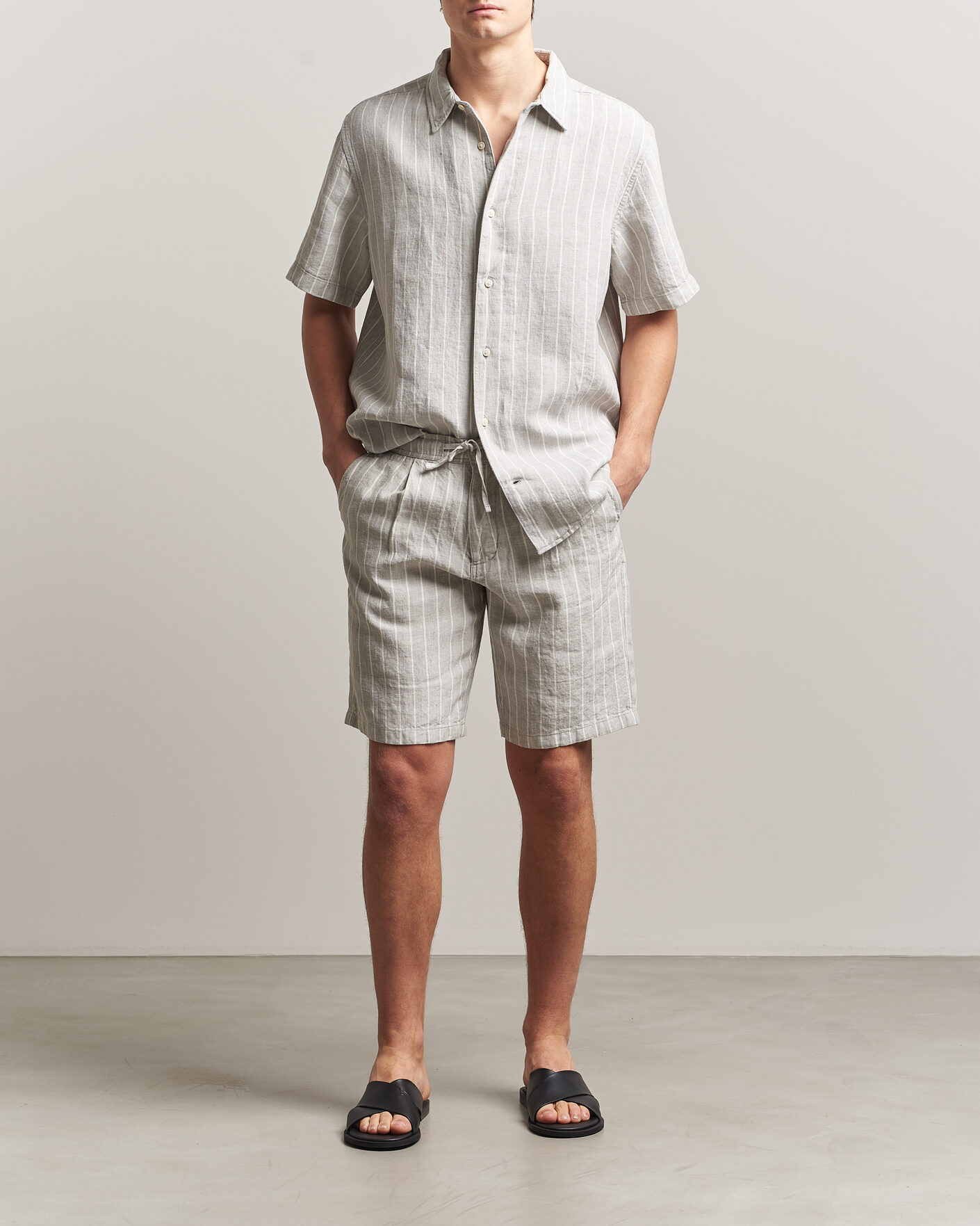 Hombres | Pantalones cortos | KnowledgeCotton Apparel | Striped Loose Linen Shorts Grey