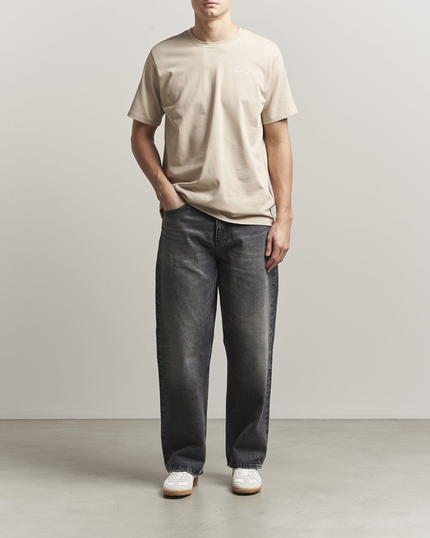 Hombres | Camisetas | KnowledgeCotton Apparel | Back Print T-Shirt Light Feather Grey