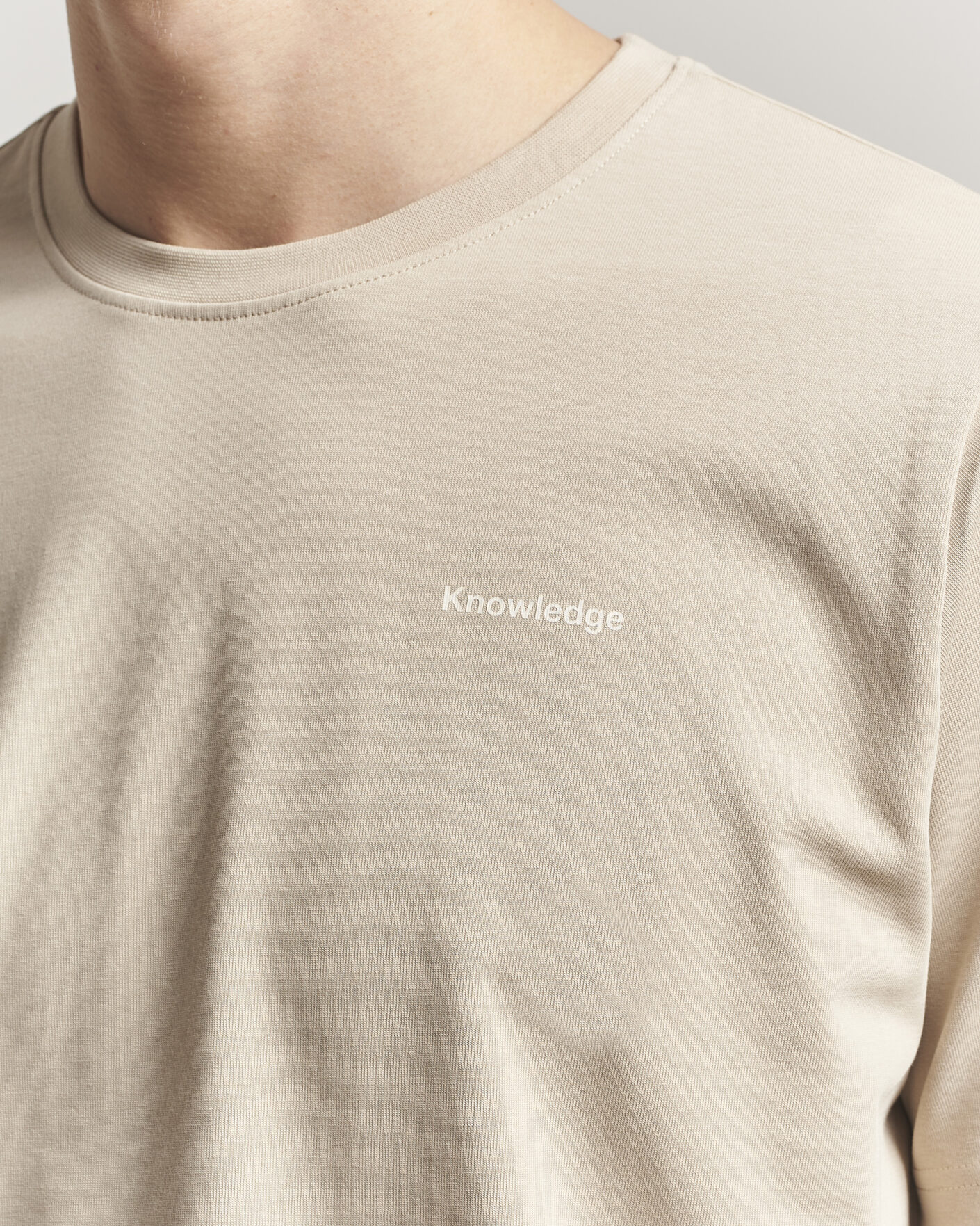 Hombres | Camisetas | KnowledgeCotton Apparel | Back Print T-Shirt Light Feather Grey