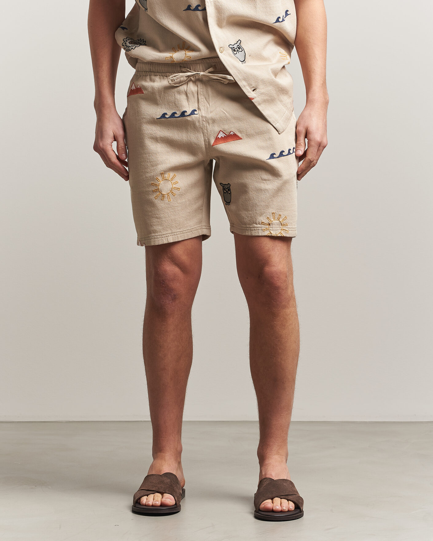 Hombres | Pantalones cortos | KnowledgeCotton Apparel | Loose Embroidery Shorts Light Feather Grey