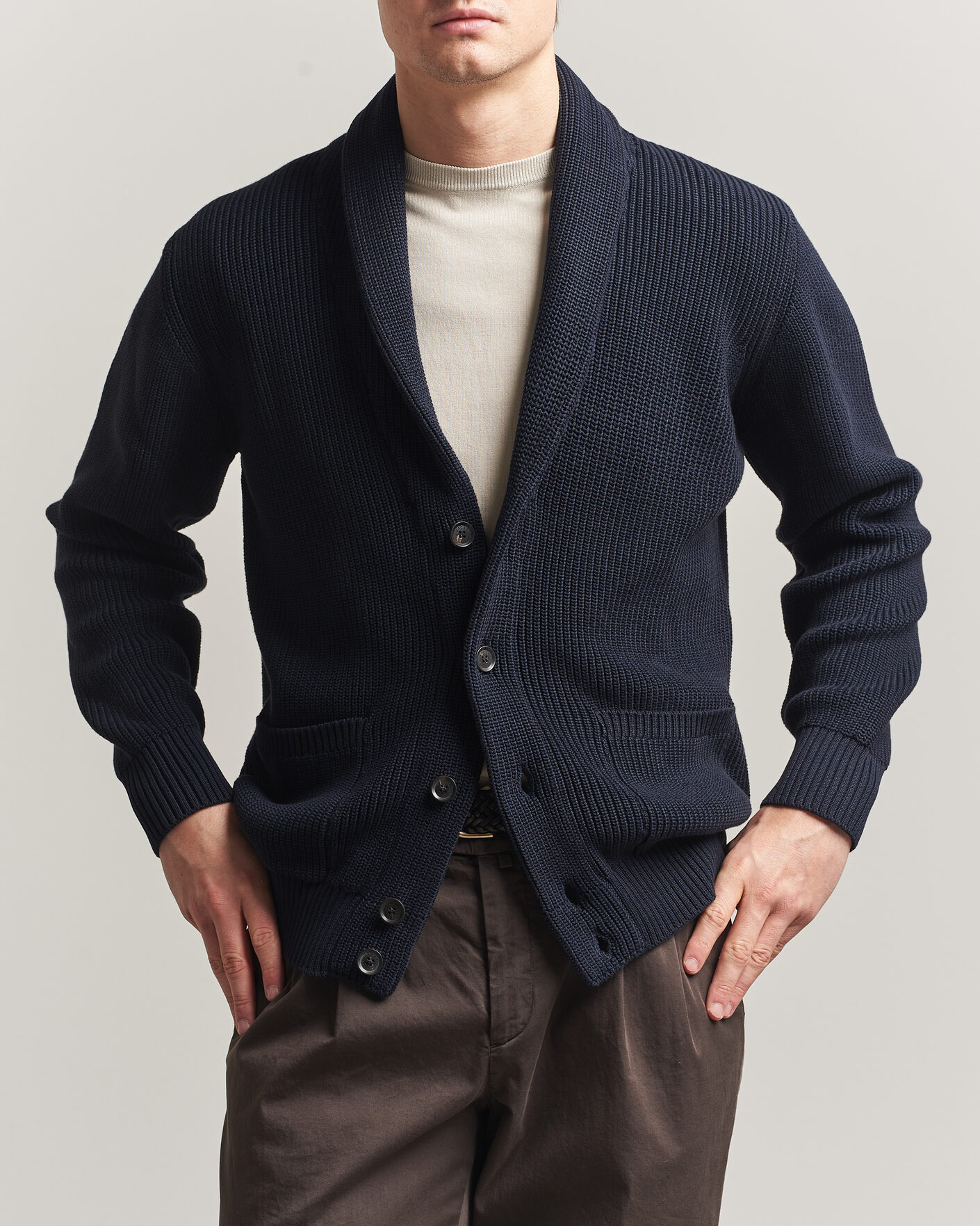 Hombres | Jerséis y prendas de punto | Oscar Jacobson | Roland Knitted Cotton Cardigan Navy