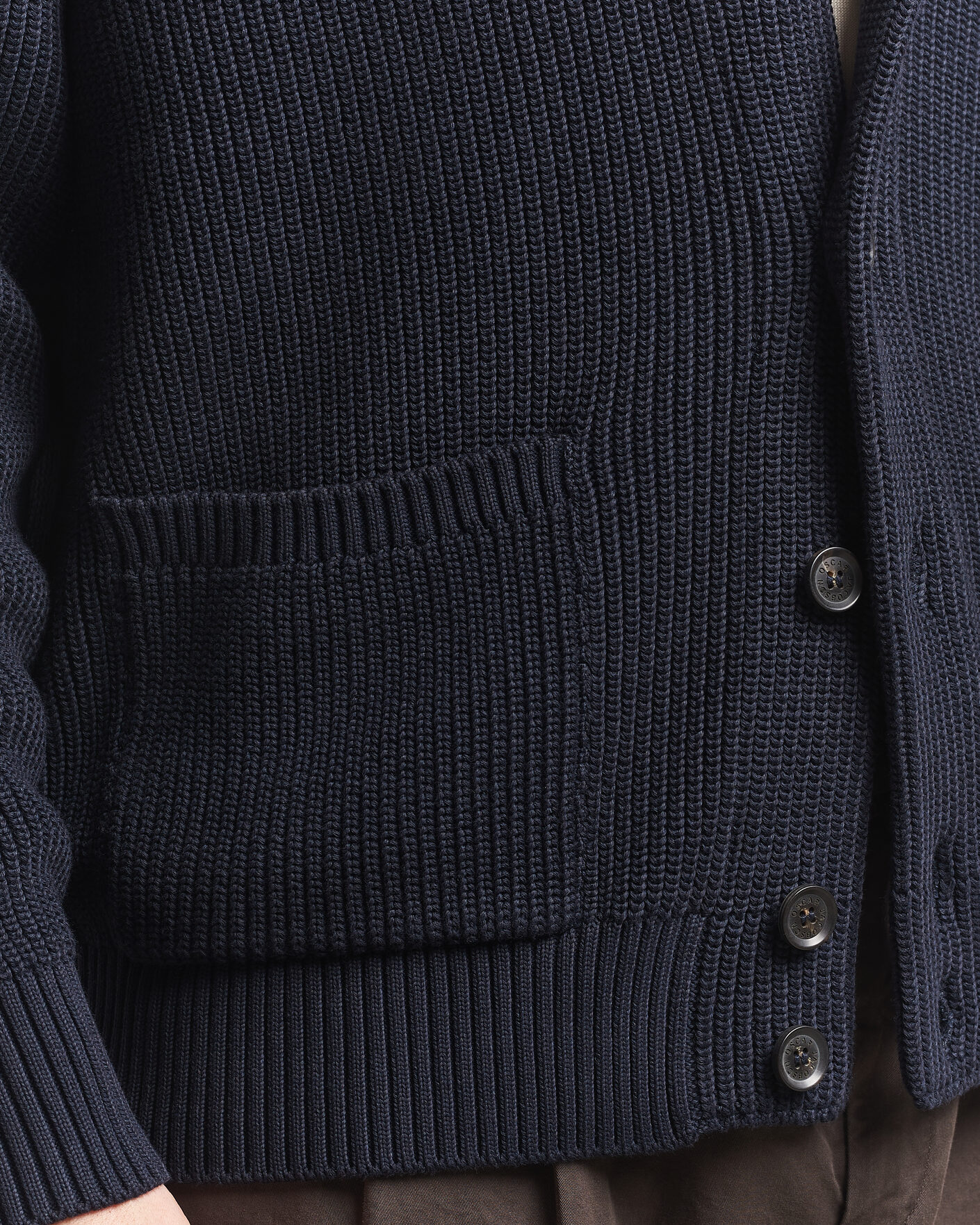 Hombres | Jerséis y prendas de punto | Oscar Jacobson | Roland Knitted Cotton Cardigan Navy