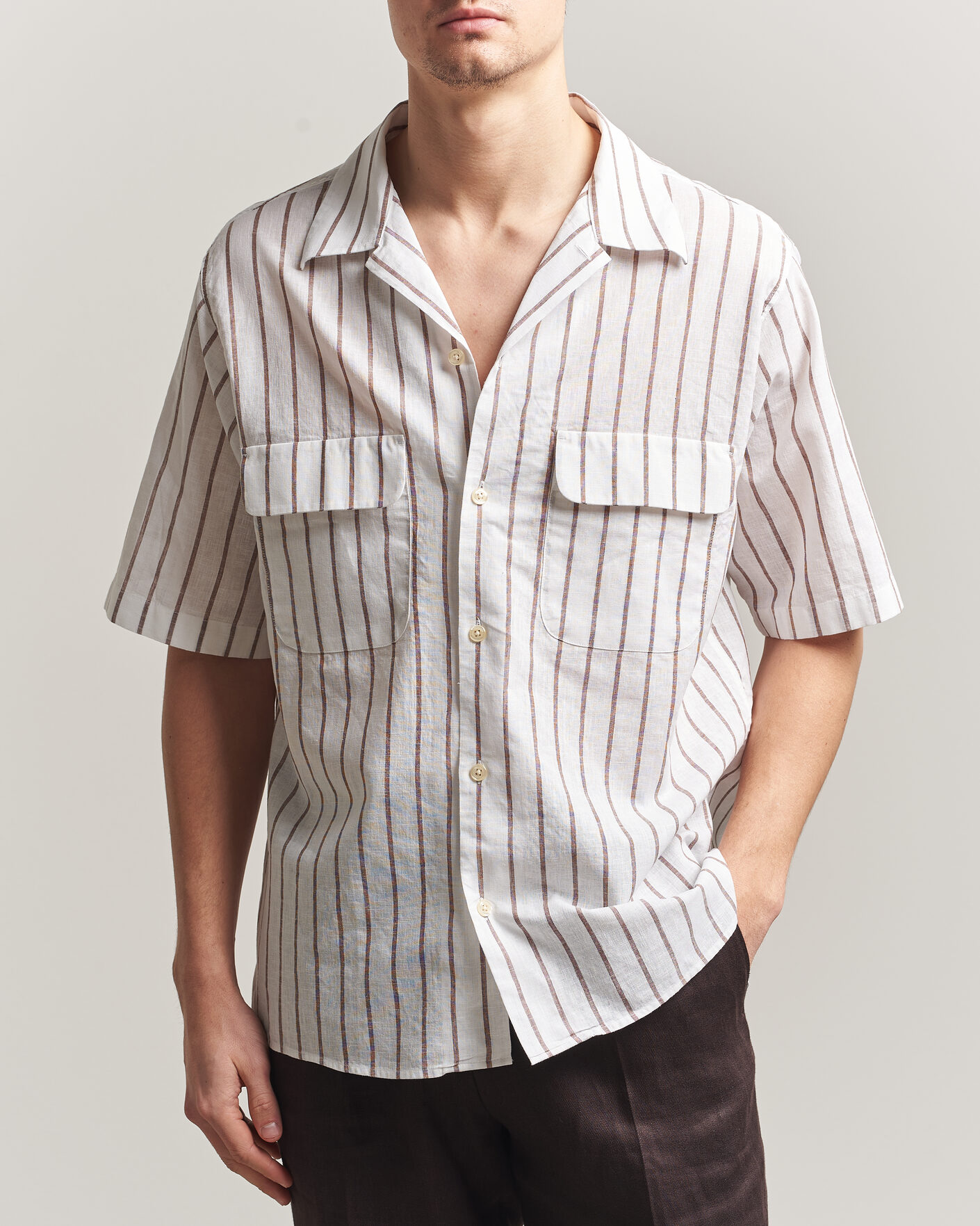 Hombres | Camisas | Oscar Jacobson | Striped Short Sleeve Linen Shirt Brown/White