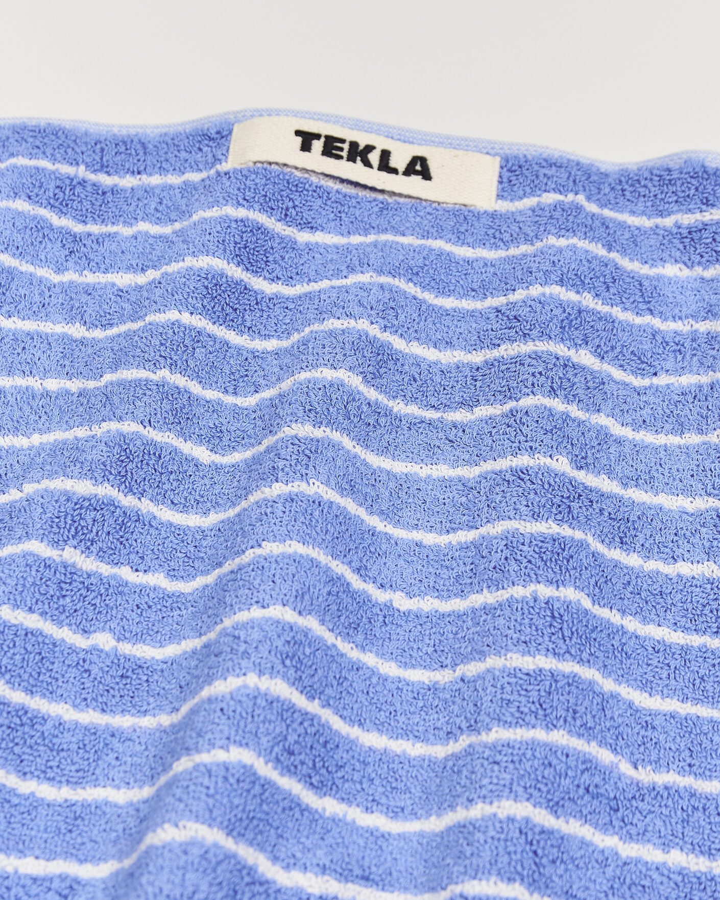 Hombres | Telas | Tekla | Organic Terry Hand Towel Clear Blue Stripes