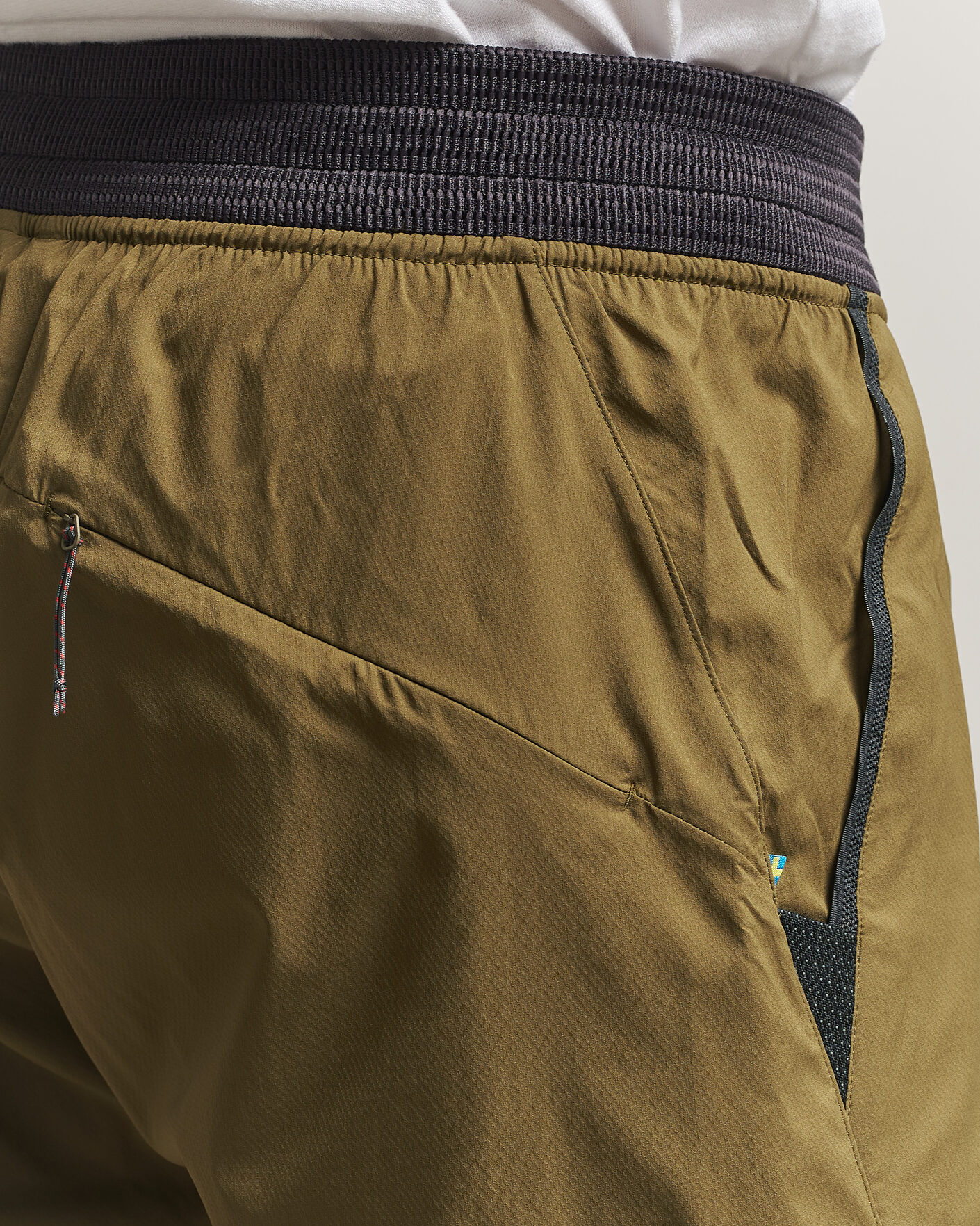 Hombres | Pantalones cortos | Klättermusen | Nal Windbreaker Shorts Olive