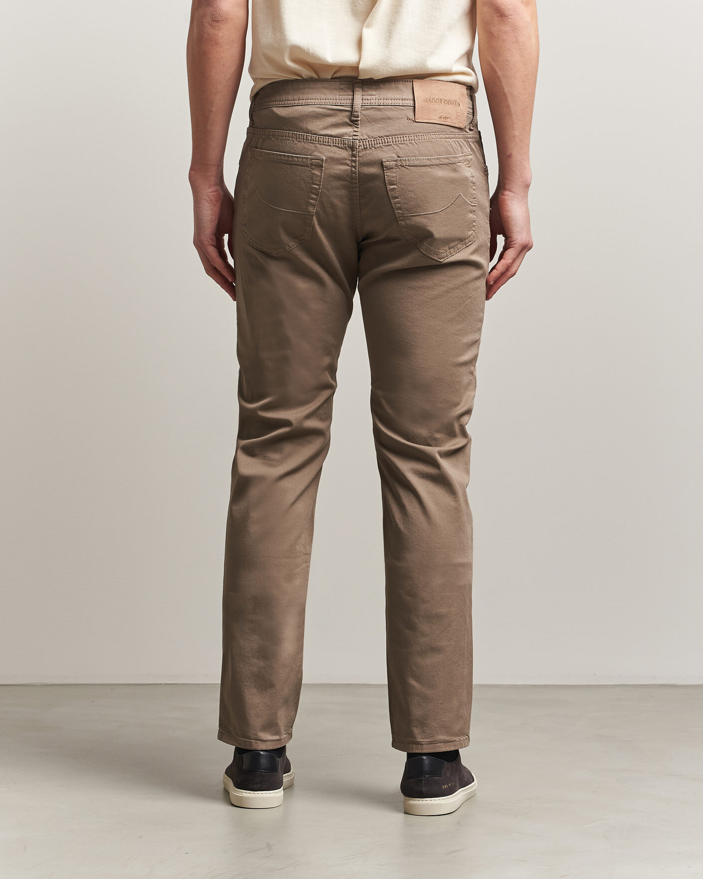 Hombres | Pantalones | Jacob Cohën | Bard Garment Dyed Gabardine Trousers Khaki Beige