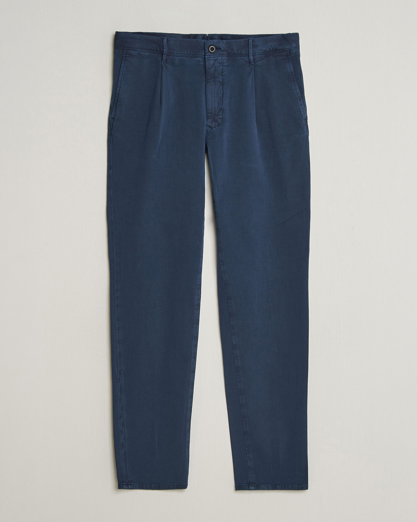 Hombres | Pantalones | Incotex | Tapered Fit Pleated Linen Slacks Navy