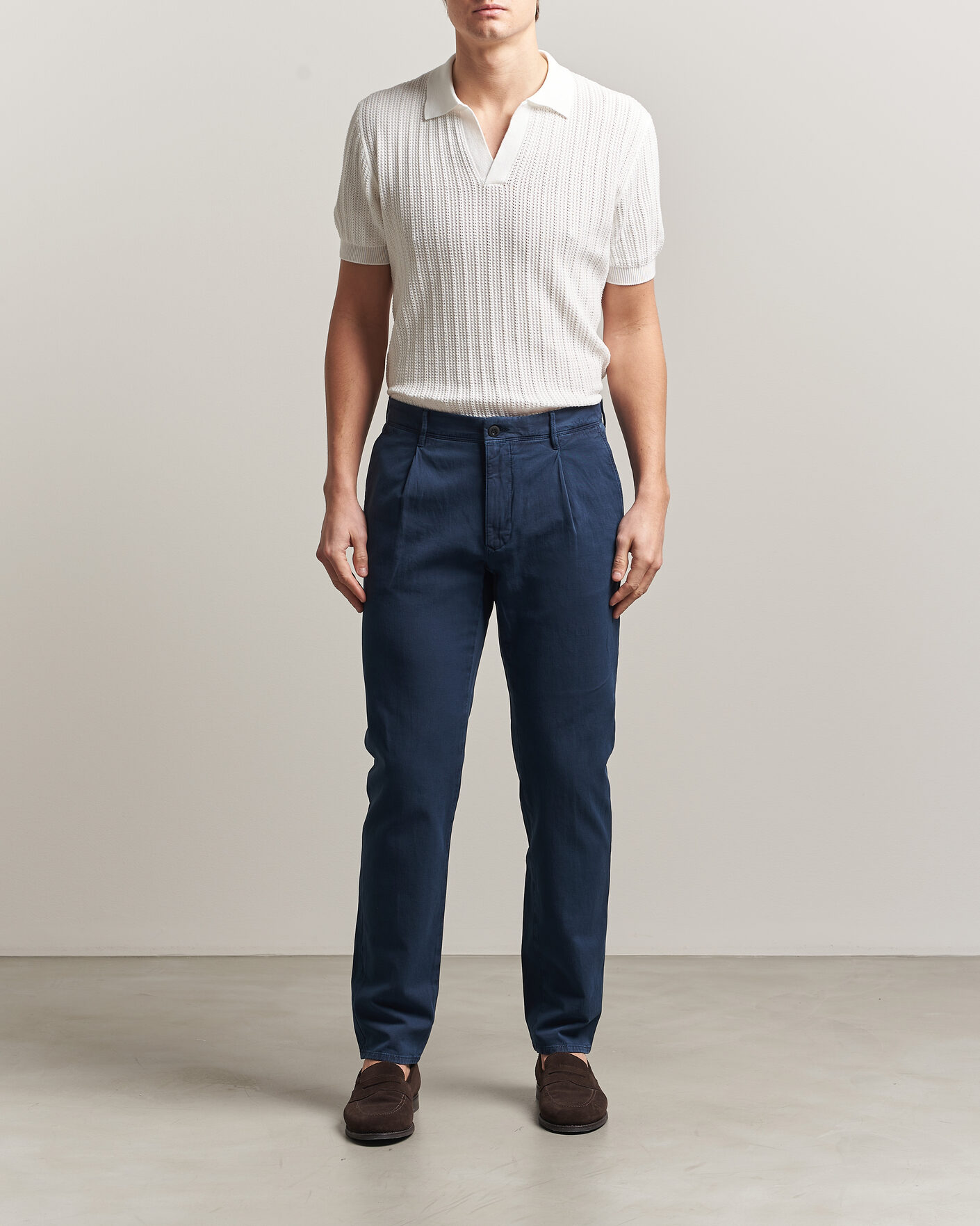 Hombres | Pantalones | Incotex | Tapered Fit Pleated Linen Slacks Navy
