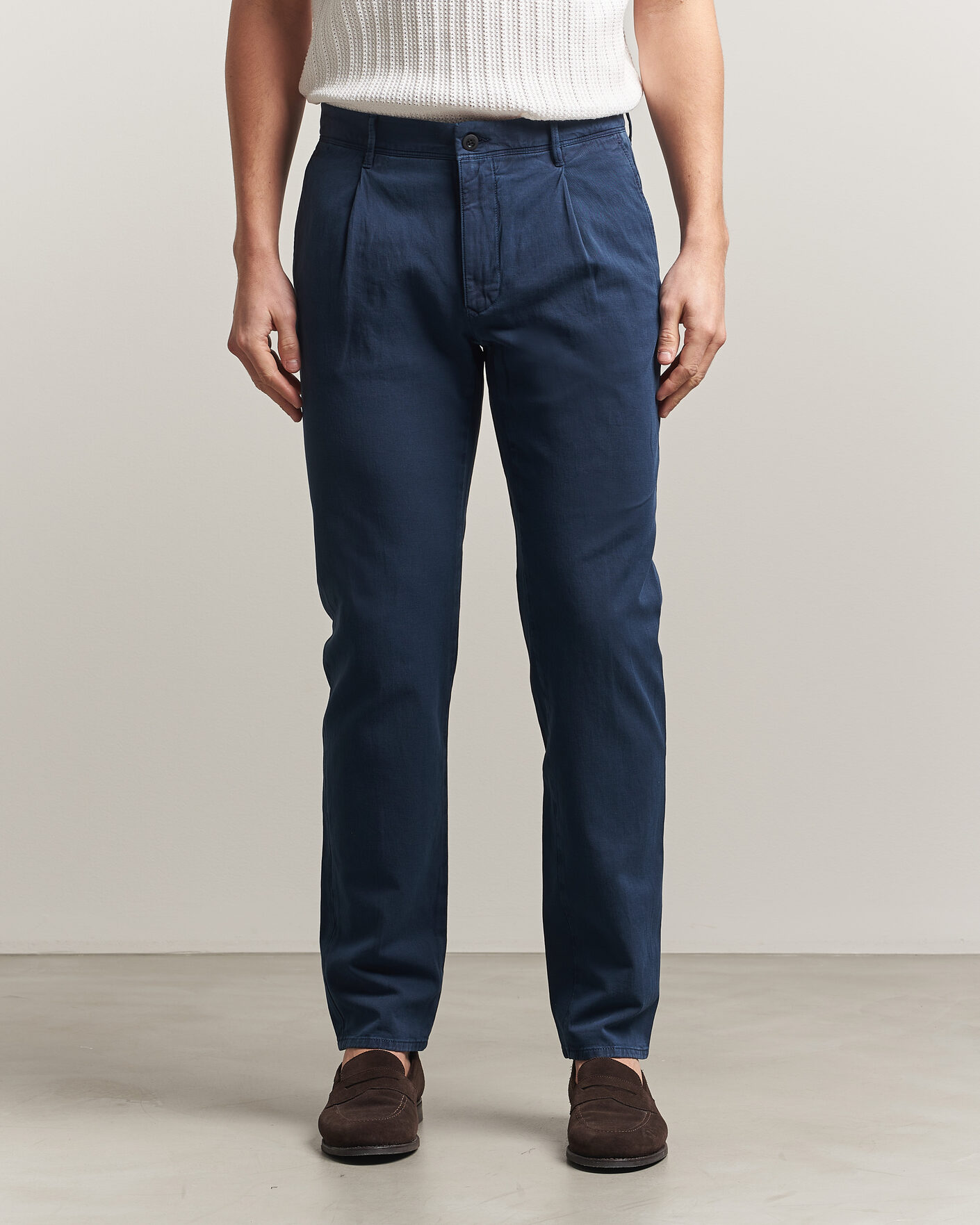 Hombres | Pantalones | Incotex | Tapered Fit Pleated Linen Slacks Navy