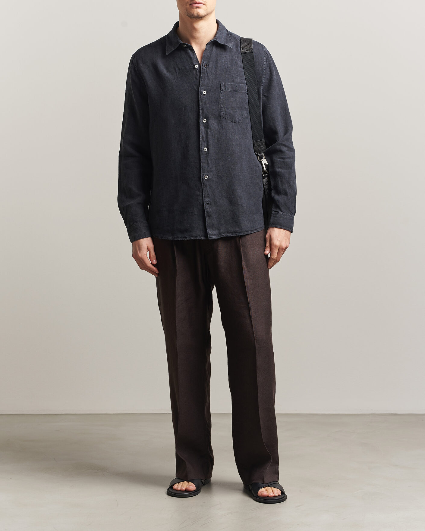 Hombres | Camisas | A Day's March | Daintree Linen Shirt Off Black