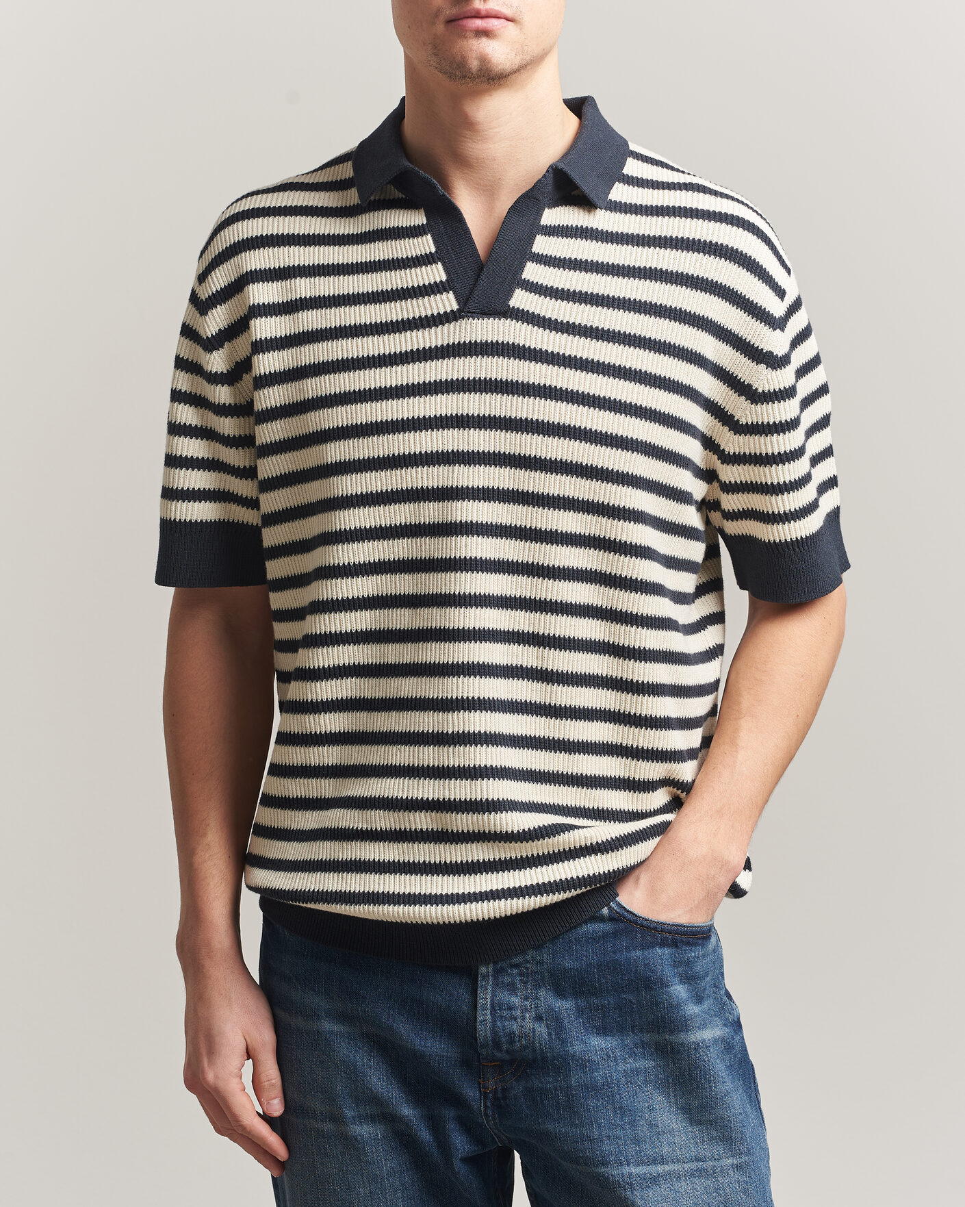 Hombres | Polos | A Day's March | Jeremy Striped Knitted Polo Off White/Navy