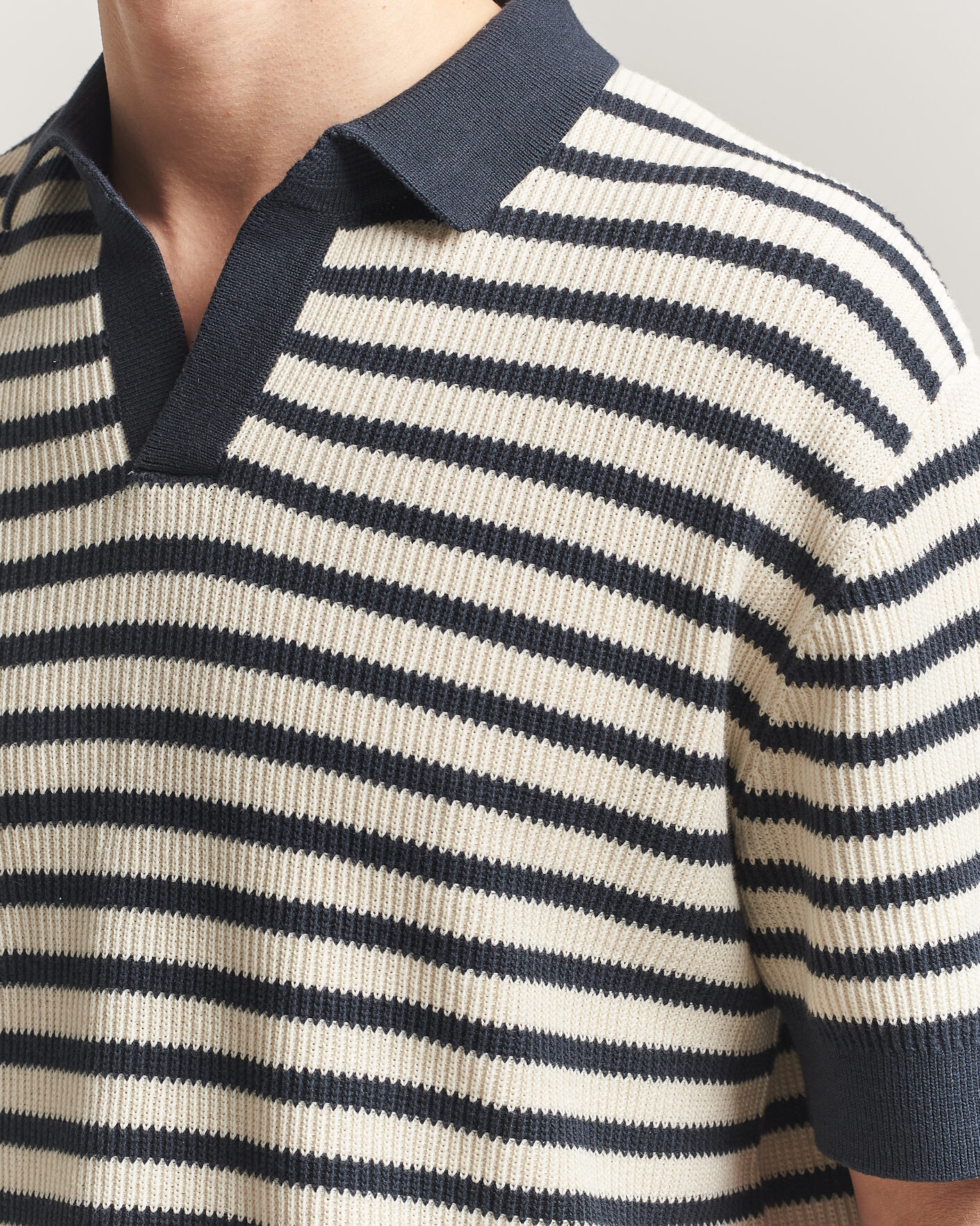 Hombres | Polos | A Day's March | Jeremy Striped Knitted Polo Off White/Navy
