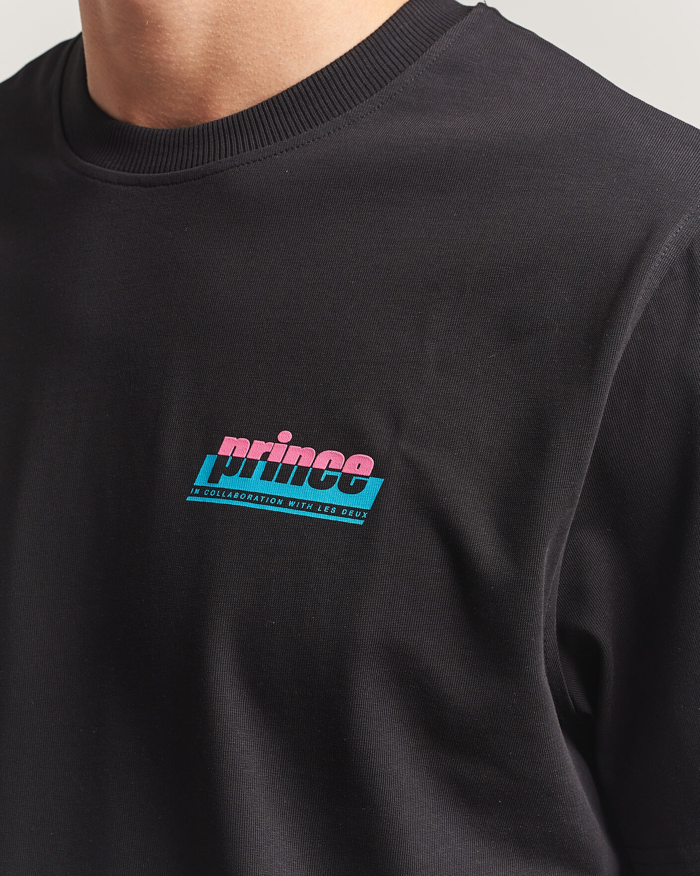 Hombres | Camisetas | LES DEUX | Prince P T-Shirt Black