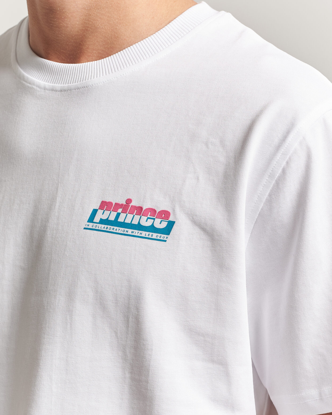 Hombres | Camisetas | LES DEUX | Prince P T-Shirt White