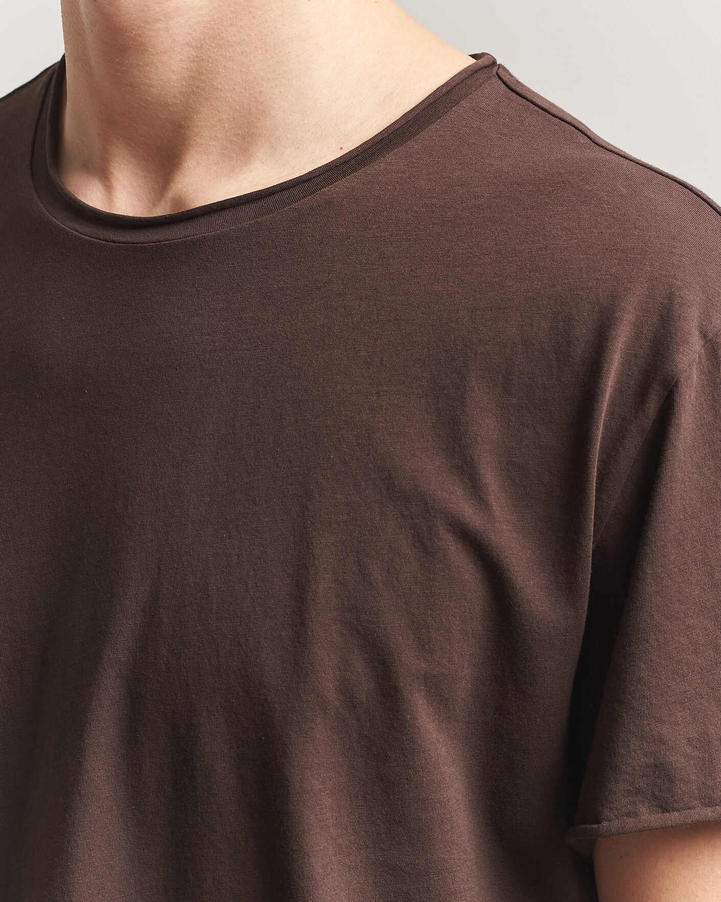 Hombres | Camisetas | Filippa K | Roll Neck Crew Neck T-Shirt Dark Chocolate