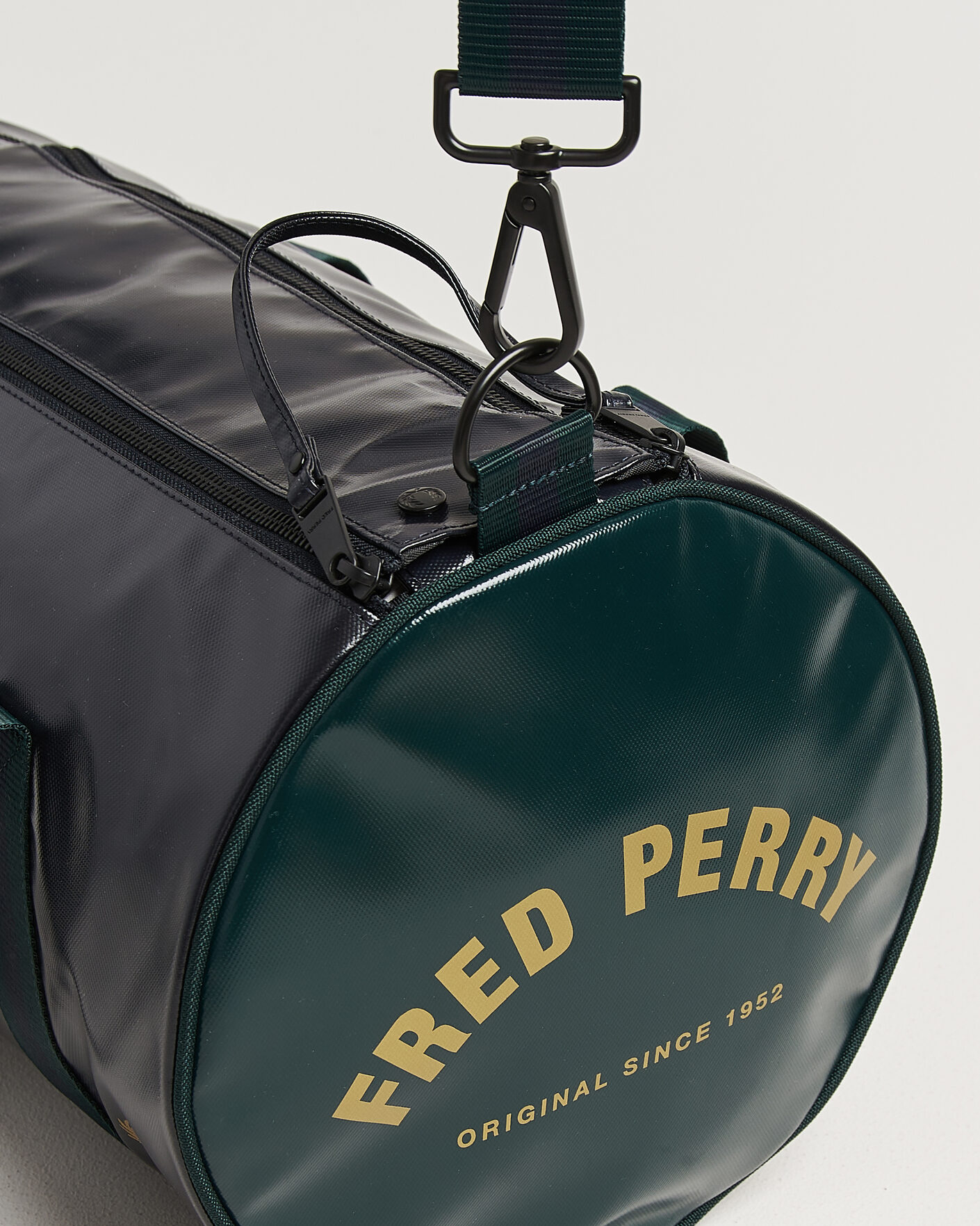 Hombres | Bolsos | Fred Perry | Classic Barrel Bag Navy/Grassroots Green