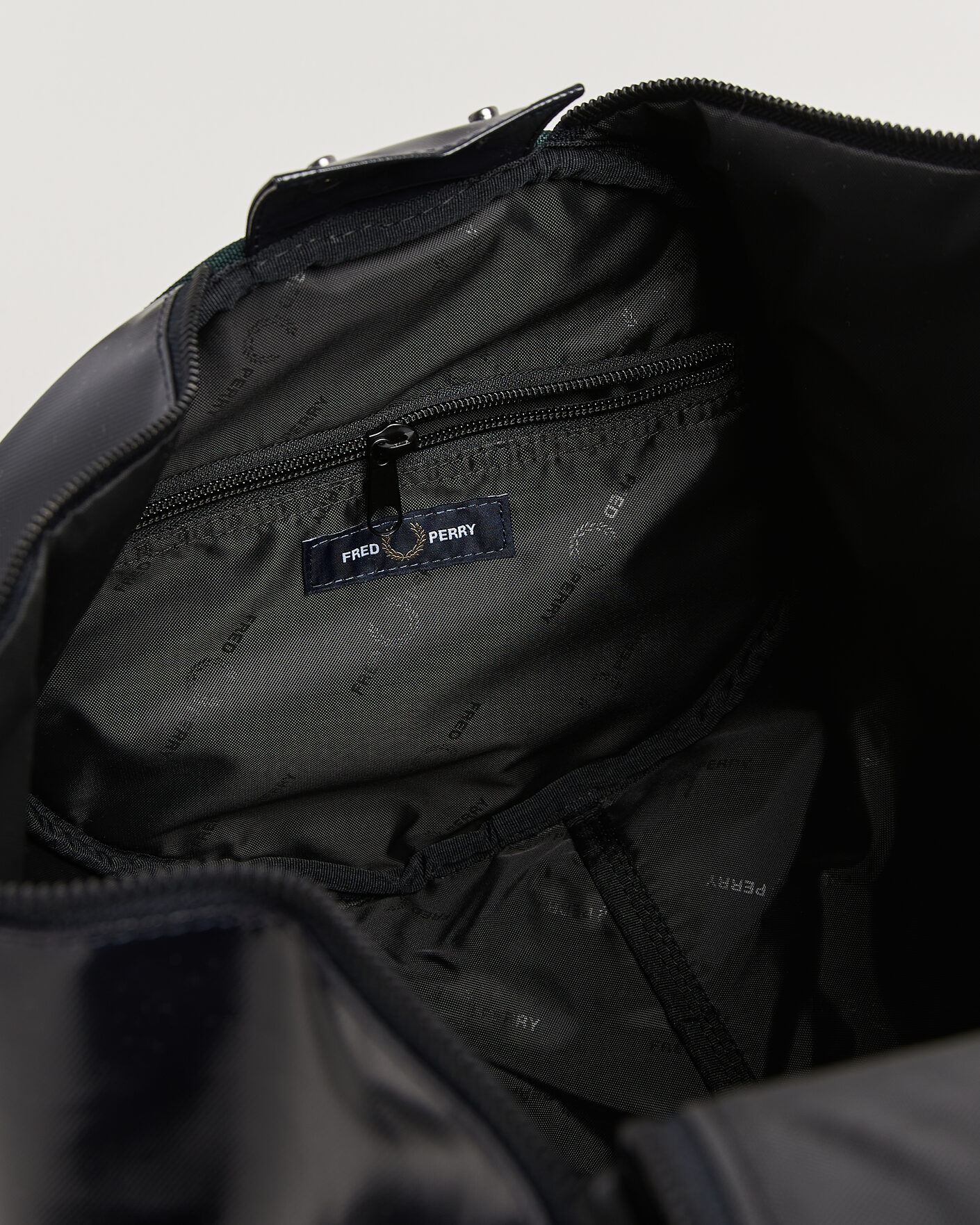 Hombres | Bolsos | Fred Perry | Classic Barrel Bag Navy/Grassroots Green