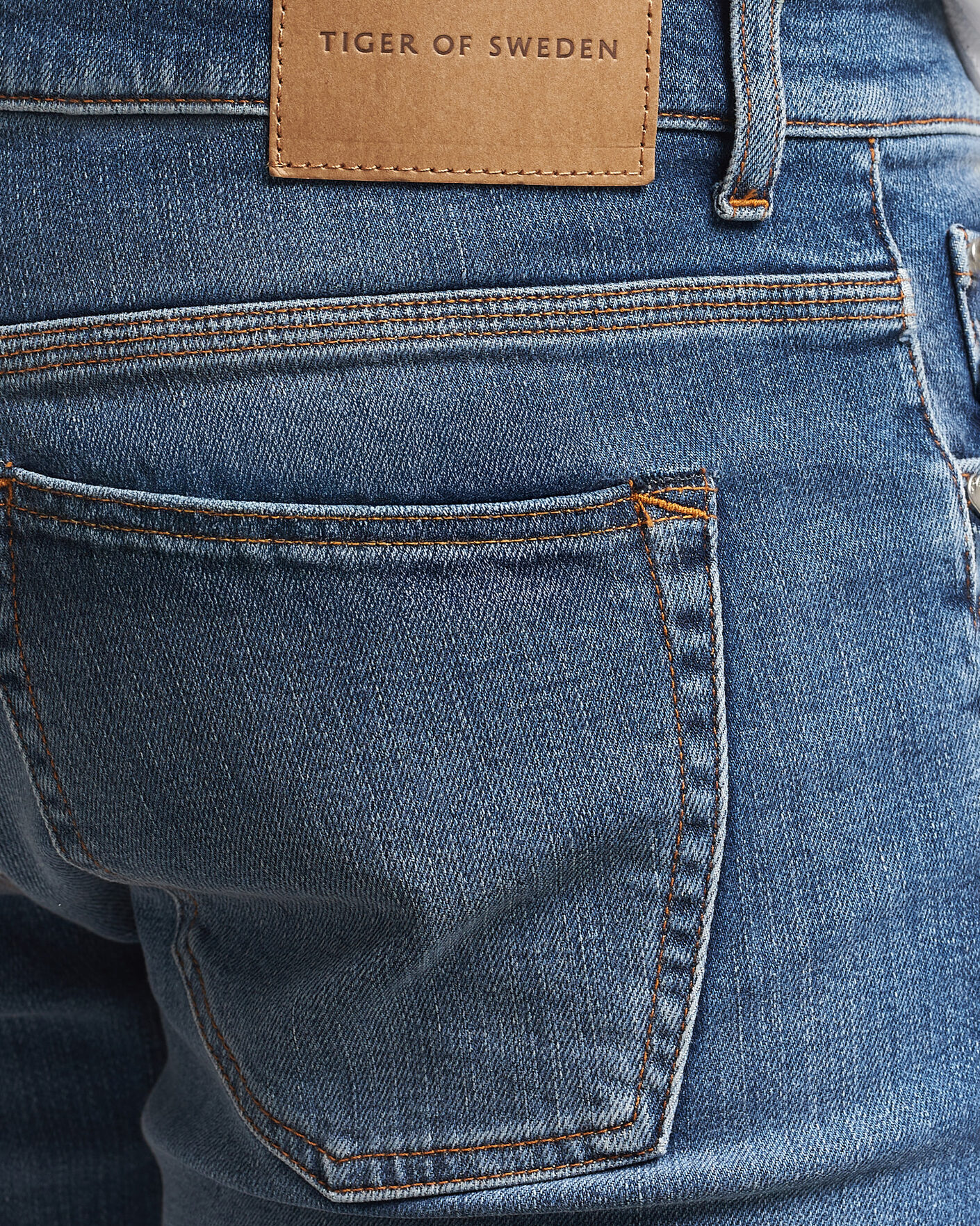 Hombres | Pantalones | Tiger of Sweden | Des Jeans Medium Blue