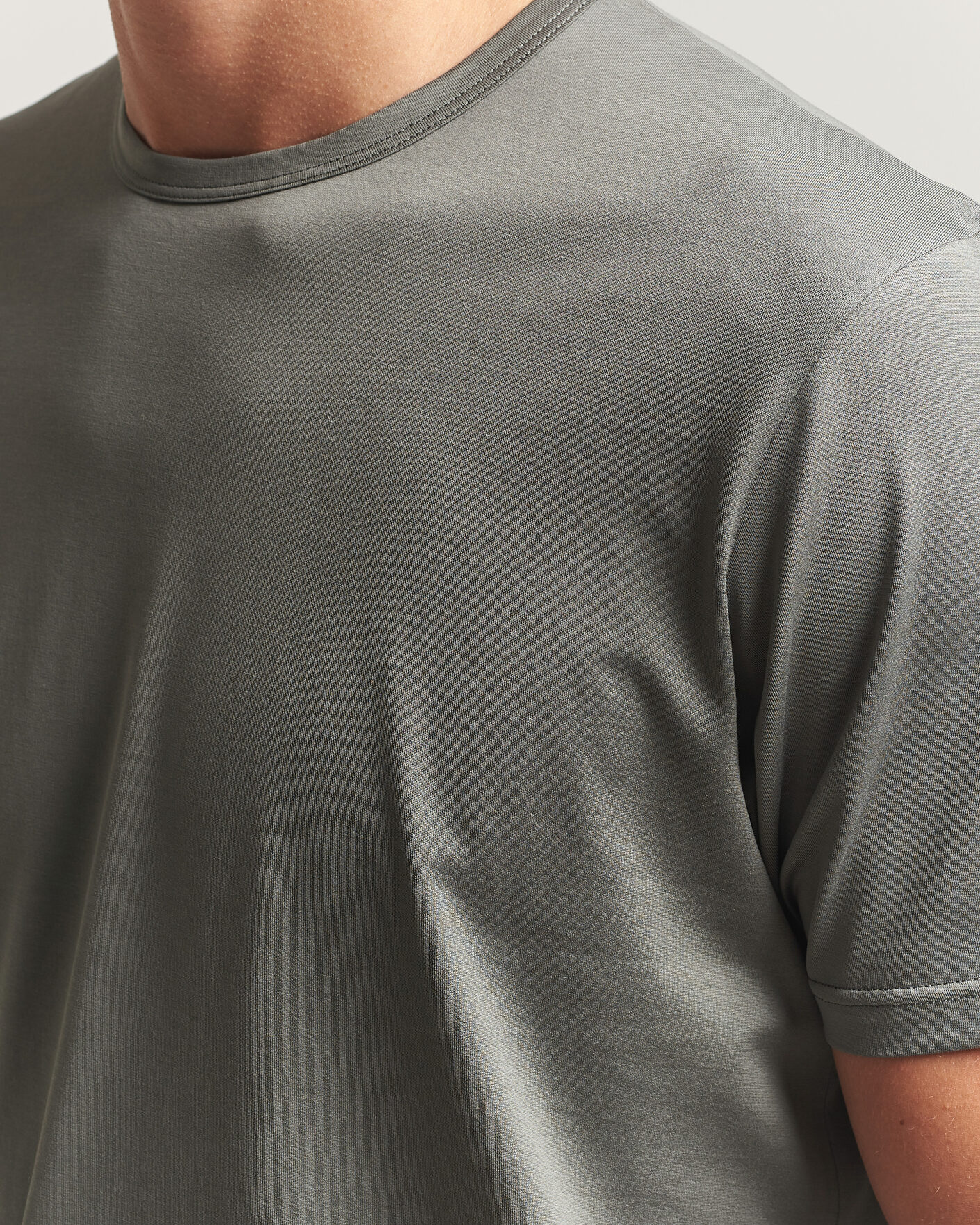 Hombres | Camisetas | Sunspel | Crew Neck Q82 Cotton T-Shirt Fossil Grey